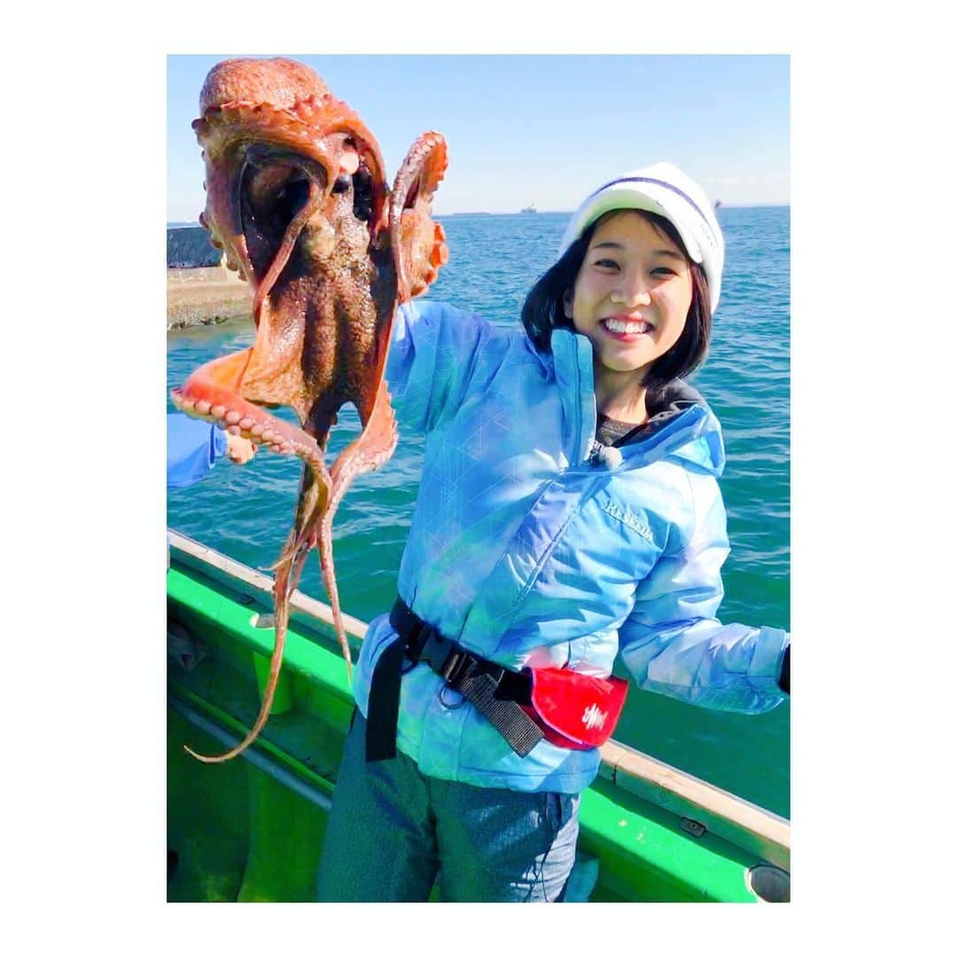 太田唯さんのインスタグラム写真 - (太田唯Instagram)「特大タコ、釣ったよ〜‼️✊﻿ #fishing ﻿ ﻿ ﻿ ___﻿ ﻿ 今日は浦安の吉野屋さんから出船して「真蛸釣り」へ。タコは『多幸』ということでお正月の縁起物だそうです😊﻿ ﻿ 最高のお正月になりそう！笑﻿ はじめての真蛸釣り、大成功でした㊗️﻿ こんな立派なの、美味しく頂くの楽しみだなぁ。﻿ ﻿ ﻿ ﻿ ﻿ .﻿ .﻿ .﻿ @fishingvision ﻿ #fishing #fishinglife #fishinggirl ﻿ #octopus #japanfishing #sea #tsurijoy #釣り #たこ #たこ焼き #釣り好き #釣果 #釣果グラム #吉野屋 #船釣り #沖釣り」12月4日 17時06分 - yuiohta.official