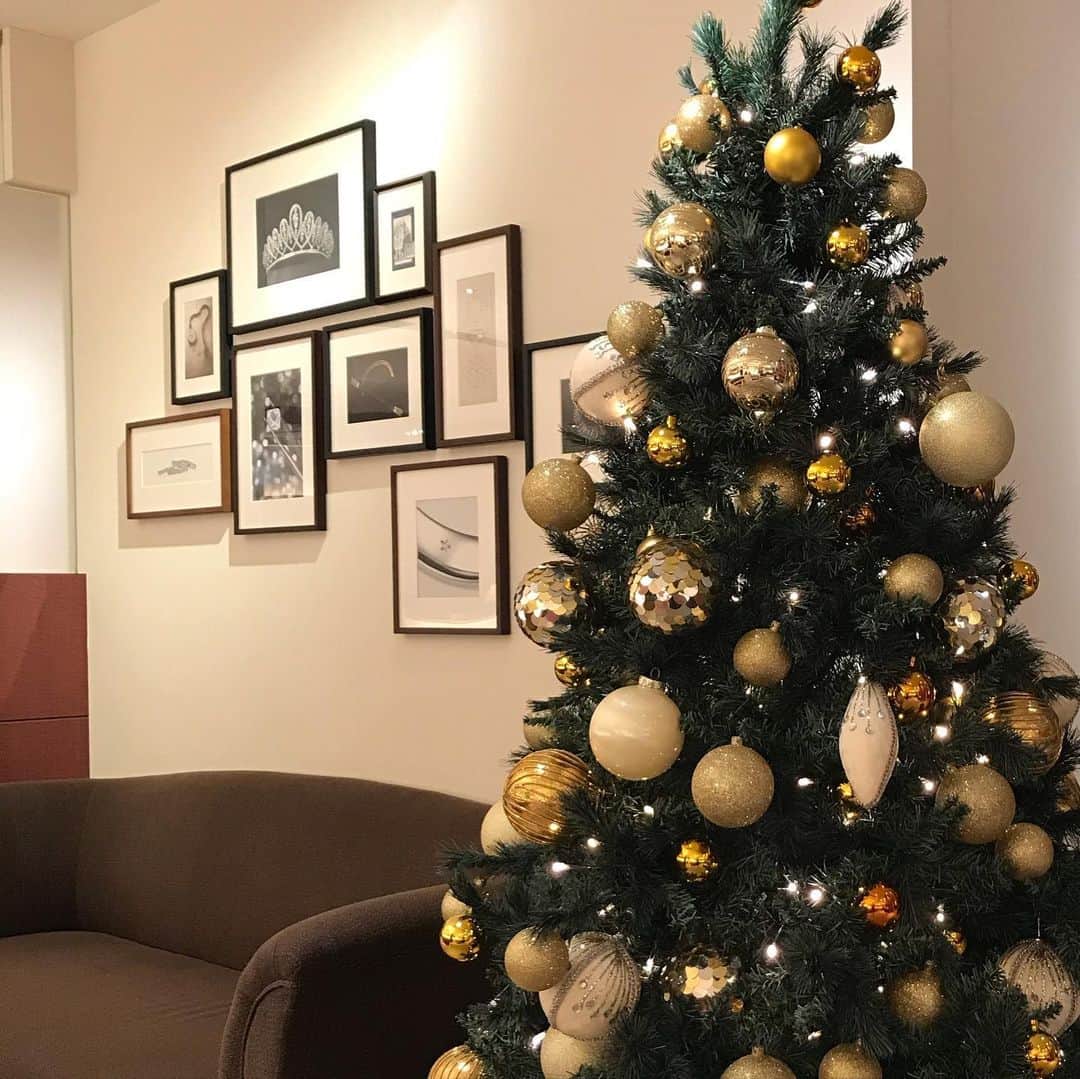 GINZA TANAKAさんのインスタグラム写真 - (GINZA TANAKAInstagram)「【令和元年のクリスマス】を特別な記念日に。 ギンザタナカ全店舗のスタッフが、心を込めてお手伝いをさせていただきます。 ・ #クリスマスブライダルフェア 12月25日まで開催中  #GINZATANAKA #ginzatanaka #ギンザタナカ #田中貴金属 ・ #結婚指輪 #マリッジリング #婚約指輪 #エンゲージリング #プラチナ #ゴールド #ブライダル #ご来店予約 はサイトよりお受けします」12月4日 17時18分 - ginzatanaka_bridal