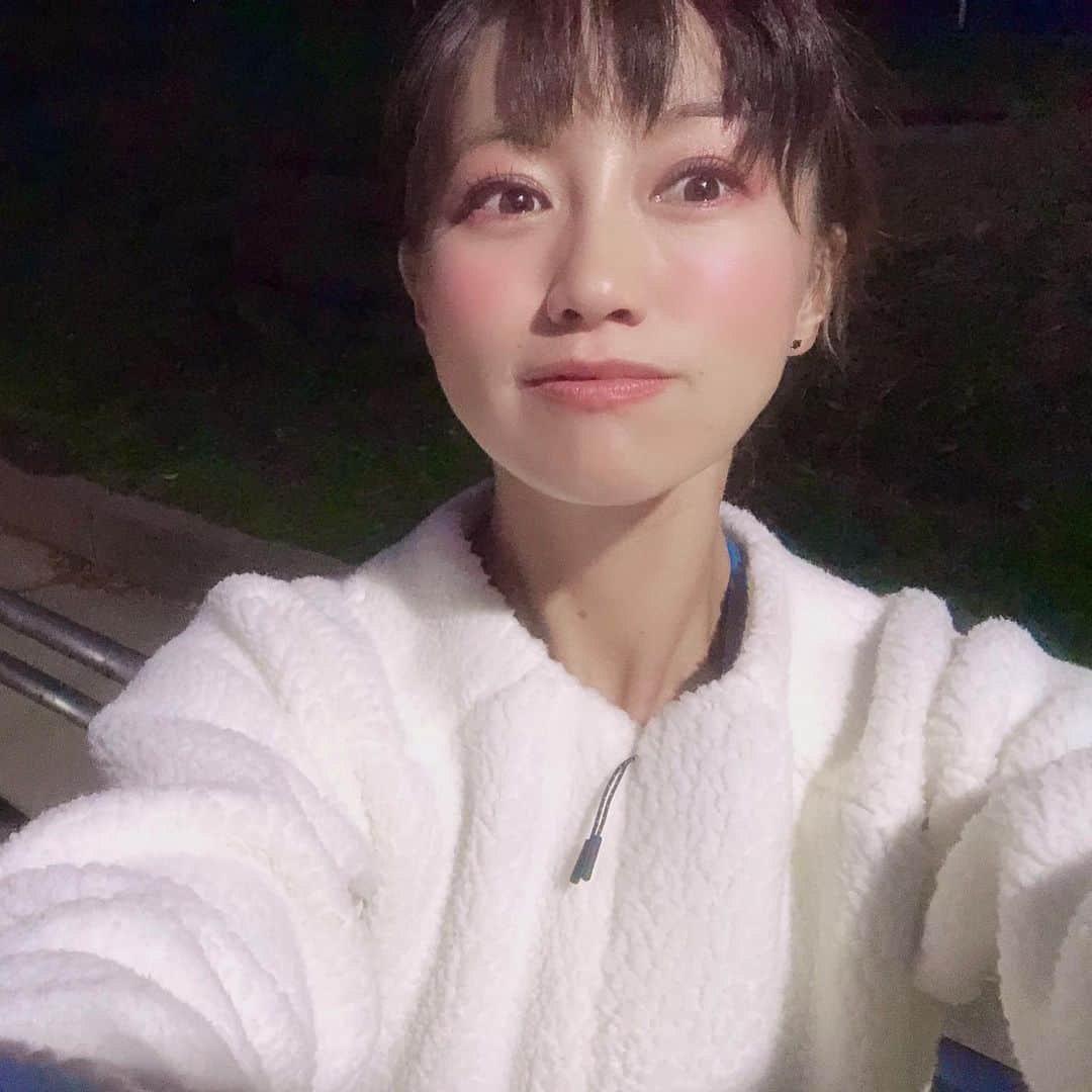 福島和可菜さんのインスタグラム写真 - (福島和可菜Instagram)「アウトドアで撮影してました🍂 陽が出ているうちはポカポカ…☀️☀️☀️ だいぶ暖かかったんですが、陽が落ちたら…  さっ、さっ、さむーーー❄️❄️❄️ 一気に気温が下がりましたね😳冬だぁー⛄️ ってもう12月か😂  気温は低いですが、今日も、  MIZUNOブレスサーモです✋ アウトドアには欠かせない🥳  まだ情報解禁は出来ないのですが、ある番組撮影です👍ニヒヒヒヒ😄  お楽しみに🧚‍♀️ #outdoor #アウトドア #寒くても #MIZUNO #ブレスサーモ #発熱 #白 #フリース #ポカポカ #番組 #撮影 #外 #情報解禁 #お楽しみに」12月4日 17時16分 - fukushimawakana