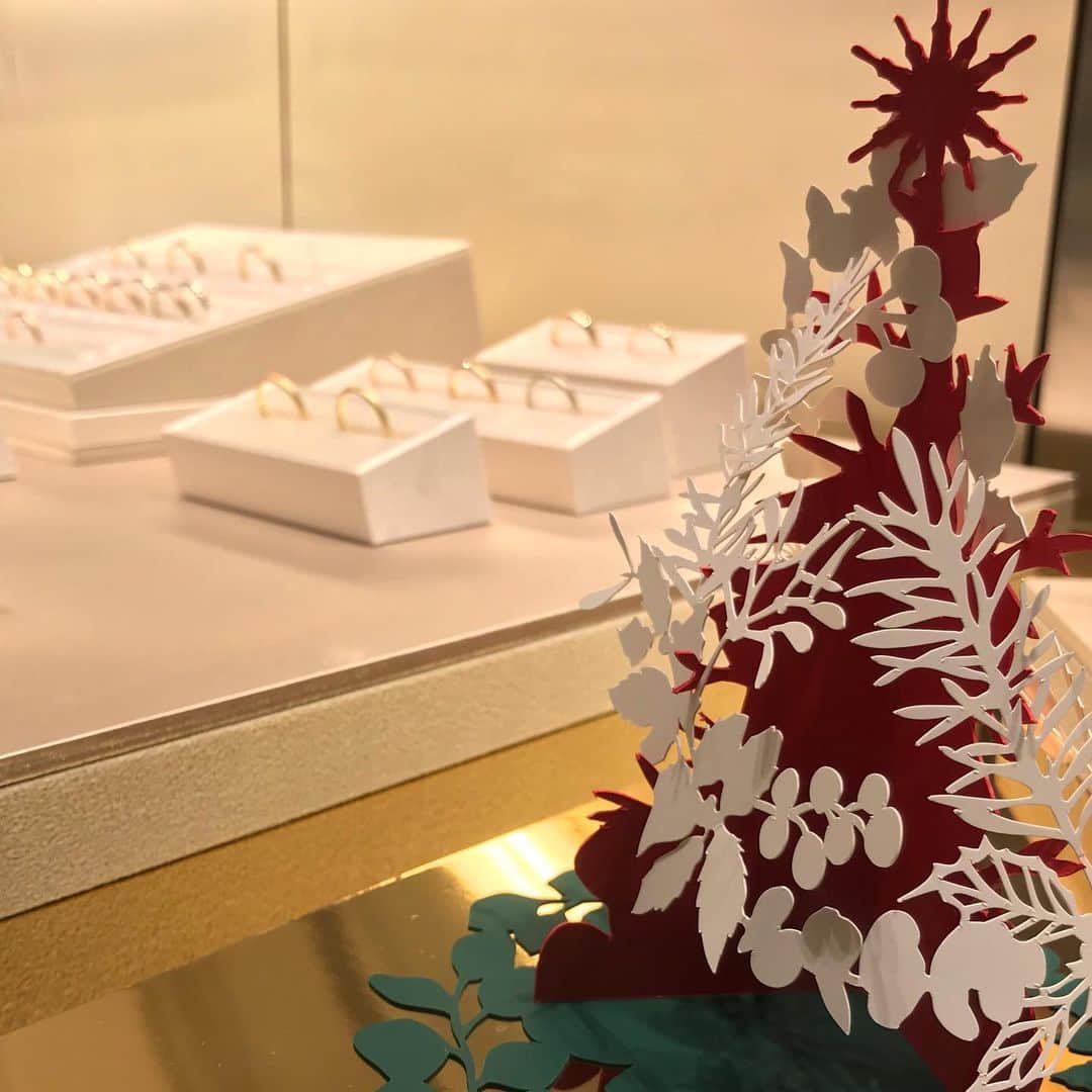 GINZA TANAKAのインスタグラム：「#クリスマスブライダルフェア 12月25日まで開催中 ・ プラチナでも ゴールドでもお作りできるデザインを、多数取り揃えています。 実際にリングを試着したときに「このデザインがピッタリくる！」「リング幅はこのくらいがスッキリ見える！」など、新たな発見もあります。 ぜひお気軽に、たくさんお試しください。  #GINZATANAKA #ginzatanaka #ギンザタナカ #田中貴金属 ・ #結婚指輪 #マリッジリング #プラチナ #ゴールド #ブライダル #ご来店予約 はサイトよりお受けします」