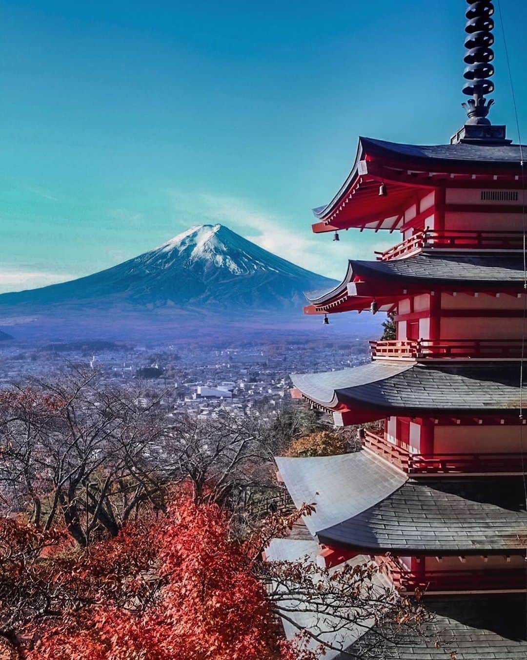 ANAのインスタグラム：「富士山と五重塔🍁 （Photo：@sigm80d）  #日本の絶景 #ザ日本 #富士山 #紅葉 #五重塔 #新倉山浅間公園 #山梨県 #富士吉田 #紅葉狩り #四季 #旅行好きな人と繋がりたい #旅行 #旅 #綺麗な景色 #ダレカニミセタイケシキ #anaタビキブン #mtfuji #yamanashi #japan #autumnleaves #beautiful #trip #travel #ana_jp  旅の思い出は「#anaタビキブン」をつけて投稿してね😉インスタやANAの各メディアでご紹介していきます🌟」