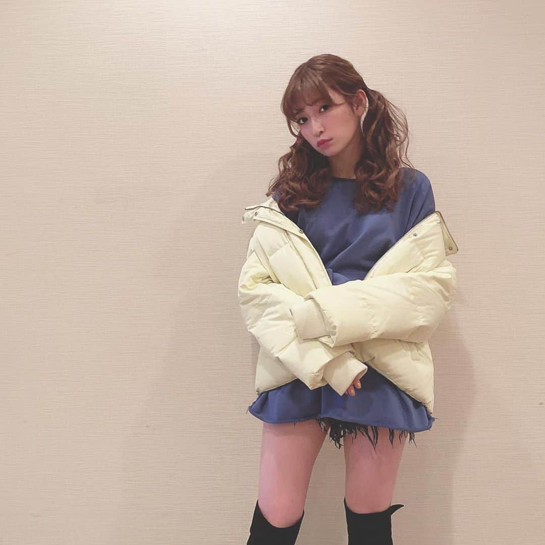 吉田朱里さんのインスタグラム写真 - (吉田朱里Instagram)「吉田朱里が黄色を着ているぞーーー👩‍✈️ . ネオンカラーダウン可愛くて ハマってる。 . #mercuryduo」12月4日 17時23分 - _yoshida_akari