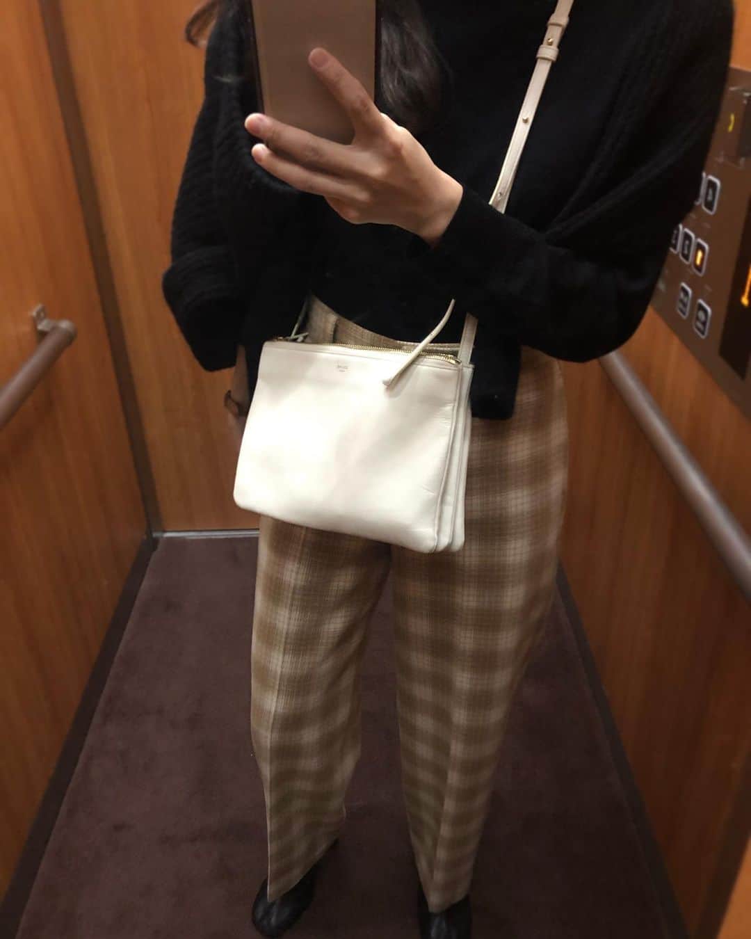 近藤千尋のインスタグラム：「今日は一人で長女のお迎え🏫❣️ ひーぼぉくんが早く終わった日は 私の機嫌もよい☺️☺️☺️笑 ずっと履きたかったチェックのパンツ❤️ #美羽さんバトンタッチ　🤱 #少し心配 😂笑」