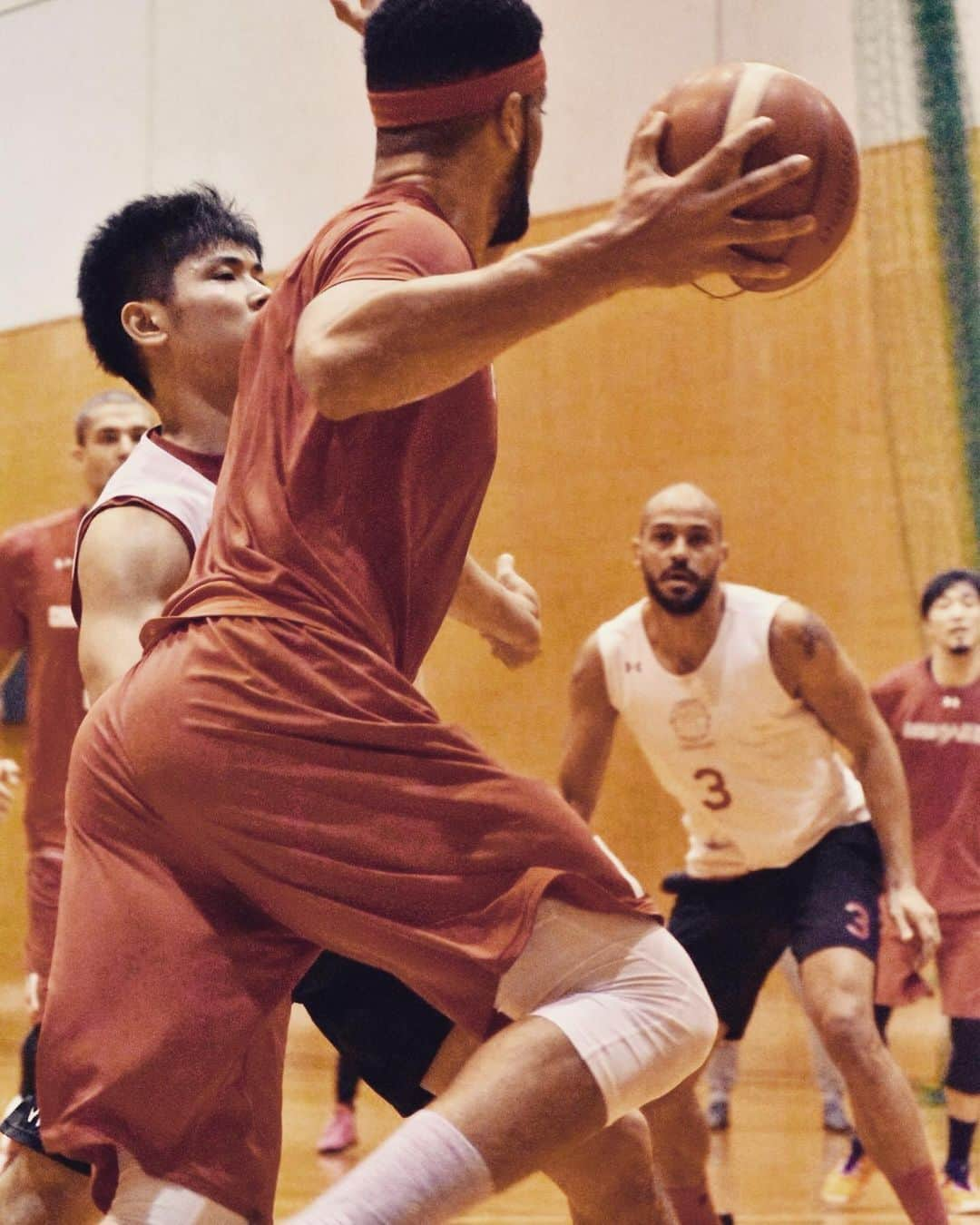 千葉ジェッツさんのインスタグラム写真 - (千葉ジェッツInstagram)「練習風景📸 #chibajets #Bリーグ #千葉ジェッツ #basketball #バスケ #次の目標に向けて #立ち止まってる暇はない #ToBeContinued #今週末はアウェー富山戦」12月4日 17時26分 - chibajets_official