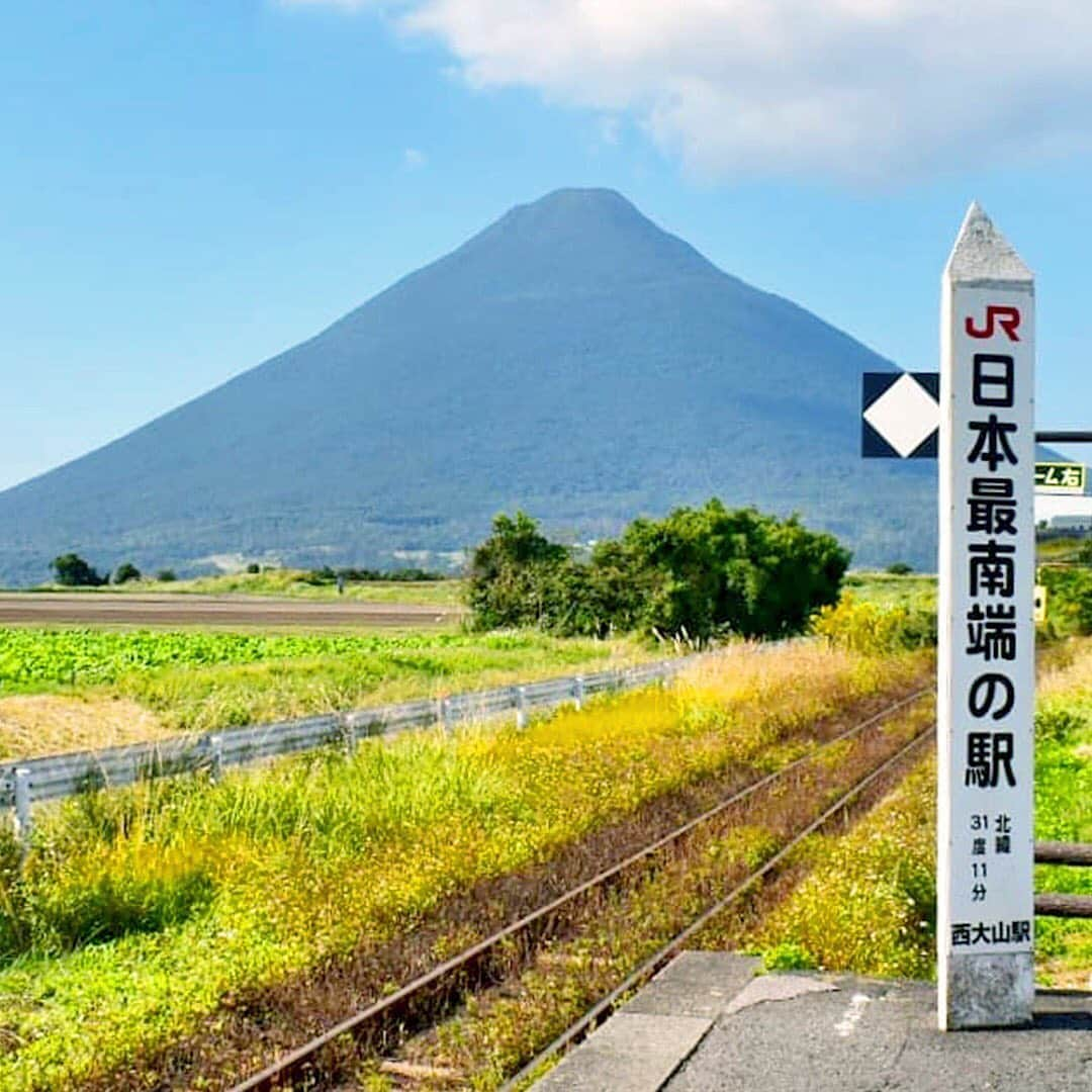 ジェットスター航空さんのインスタグラム写真 - (ジェットスター航空Instagram)「今日から「#e旅ブック」第14弾の #鹿児島 編がスタート！ JR日本最南端の駅 #西大山駅 🚉で、「幸せを届ける #黄色いポスト 」を発見👀📮 全国でも珍しい黄色いポストは、#指宿市 の花に指定されている菜の花をイメージしたもの💐 開聞岳を眺めながら、大切な人へ手紙を書いてみてはいかがでスター？💌✨ ・ 鹿児島へは ✈️東京(成田)から片道¥5,990〜 ✈️名古屋(中部)から片道¥3,580〜　 ジェットスターなら、成田発の国内線路線数も中部発の路線数もLCCNo.1‼️ ・ #ジェットスター　#jetstar_japan　#jetstar #etabibook　#e旅ブック鹿児島編 #鹿児島 #鹿児島県 #kagoshima #かごしま #鹿児島旅行 #鹿児島観光　#鹿児島写真部 #九州 #九州旅行 #九州ぐらむ #日本　#Japan　#旅　#旅行　#Travel #LCC　#LCC女子旅　#旅したくなるフォト #旅行好きな人と繋がりたい ・ ------------------ 📷 by @misiash Special thanks⭐️ ------------------ ・ *運賃はエコノミークラス「Starter」。支払手数料、空港使用料等が別途必要です。受託手荷物の料金は含まれません。諸条件が適用されます。」12月4日 17時29分 - jetstar_japan