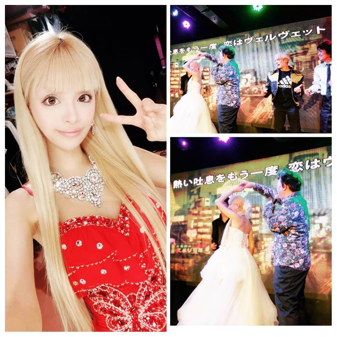 白咲姫香さんのインスタグラム写真 - (白咲姫香Instagram)「今日はCROKET MIMICTOKYOに出演致します♡よろしくお願いします♡前回の出来事→下手からはけて下さいと言われたのになぜか上手からはけて鈴木雅之をやるコージーさんと裏で軽く衝突して、エンディングで踊るのでマイクは左手に持っててねと言われたのにいつものクセで右手で待ったままエンディングに。。。(笑)楽屋でみんなで大爆笑でした(笑)コージーさんが優しいからエンディングでお客様に全部ネタにして下さったけど本当に大変なご迷惑をおかけした日でした！そしていつもフォローして下さる優しいものまねの仲間が大好きです♡本当にすみませんでした！！！でもコージーさんも一部のエンディングで私と踊るの忘れてて一人で前に出て歌ってて私は一人寂しく後ろで笑顔で立ちっぱなしでした(笑)♡生のライブで、毎日構成とか立ち位置とか変わるからハプニングだらけですが今日も頑張ります♡今日はミスしないぞぉ！このエンディング写真のみんなの笑顔が好き♡♡♡♡♡♡♡スケジュール♡♡♡♡♡♡♡♡♡【オープンイベント】 Hotel Hetitageディナーショー 12月22日(詳しくはHPにて) ♡♡♡♡♡♡ .【歌芸夢者】 12月2日(月)10日(火)20日(土金)27日(金)♡♡♡♡♡♡ ♡♡♡♡♡♡【 CROKET MIMICTOKYO】12月4日(水) ♡♡♡♡♡ ♡♡♡ ♡♡♡♡ . ..#ドレス #princess#白咲姫香 #ドレス#CROKETMIMICTOKYO MIMICTOKYO#タレント #衣装 #ものまね #ドレス  #イベント #Barbie #モデル　#AYU  #プリンセス #モデル #浜崎あゆみ 様ものまね #姫ロリ #ロリータ#インテリア#雑貨 #家具#ホワイト  #コージー冨田 #薔薇 #花#フラワー #flower #キラキラ #サンタコス #サンタ」12月4日 17時29分 - himeka_shirosaki