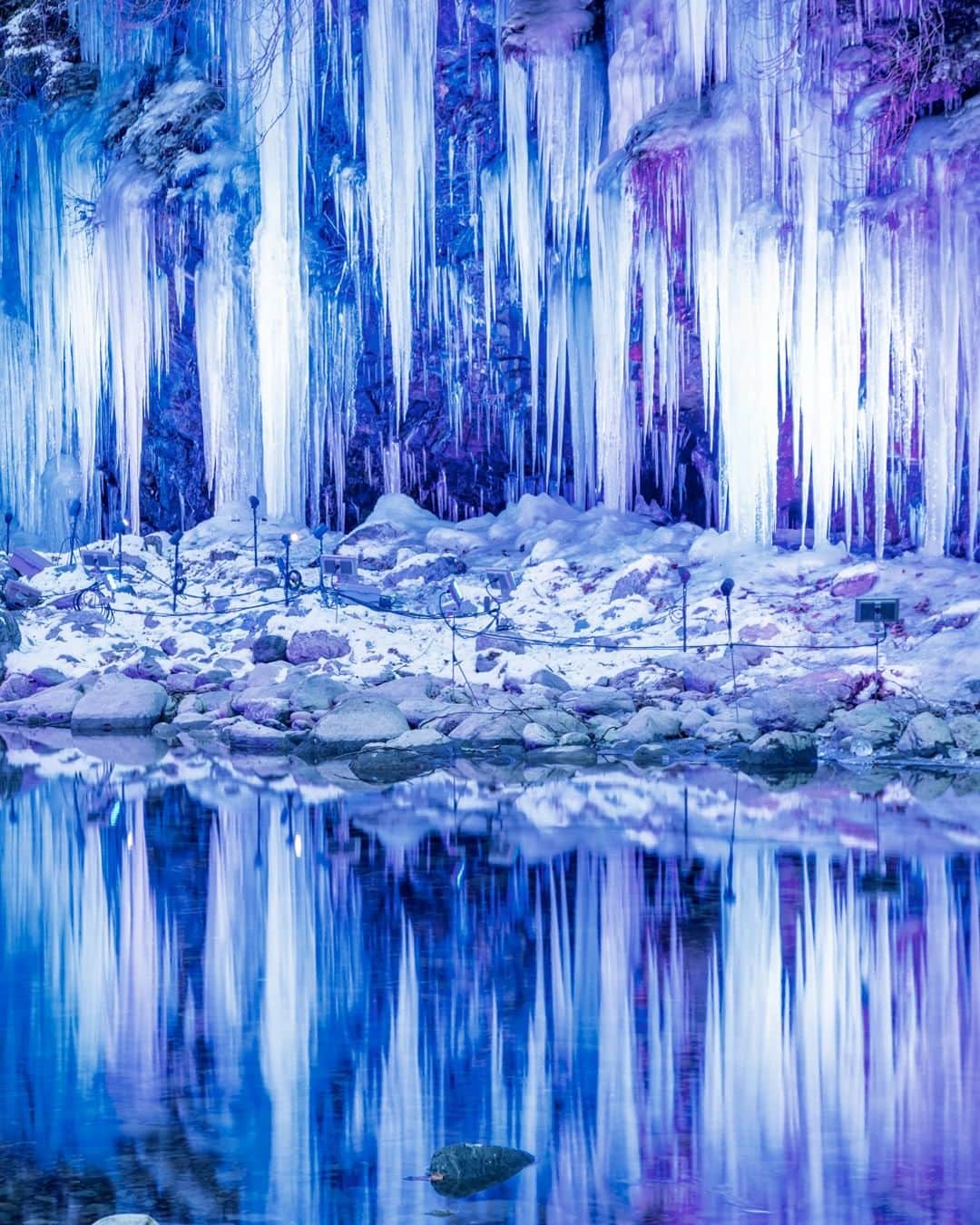 のインスタグラム：「. #DramaticDecember The Misotsuchi Icicles in Oku-Chichibu are truly a winter wonderland.  奥秩父の #三十槌の氷柱 ❄️ 厳しい寒さでその姿を現します🌬 . . Post your memories with #FlyJAL  #JapanAirlines #japan #saitama #icicles #wintermagic」