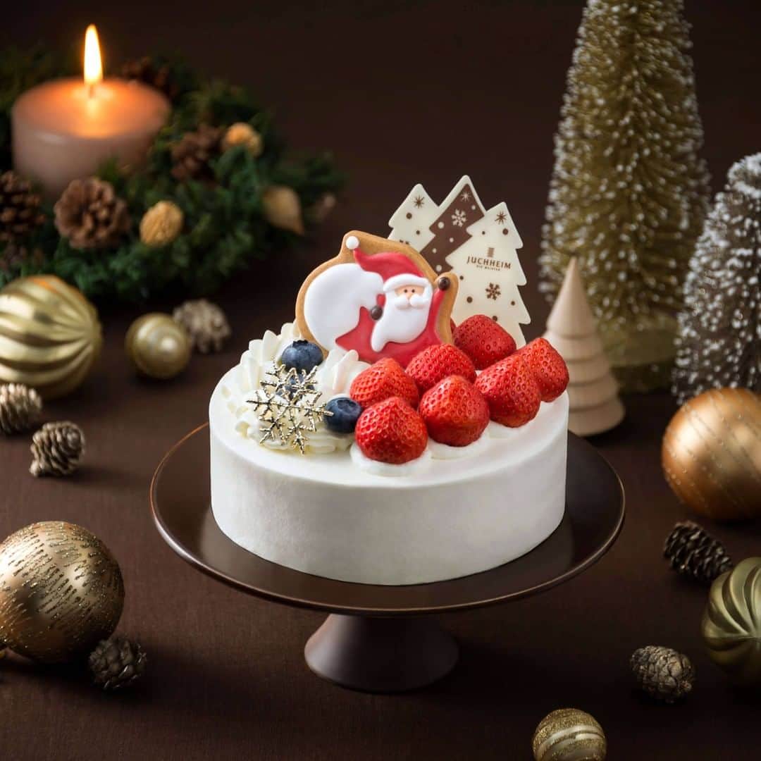 ユーハイム公式さんのインスタグラム写真 - (ユーハイム公式Instagram)「【ユーハイム・ディー・マイスターのクリスマス①】﻿ ﻿ ユーハイム・ディー・マイスターの﻿ 今年のクリスマスケーキをご紹介します。 ﻿ ﻿ 「クリスマススペシャルショート」﻿ 甘酸っぱいいちごとブルーベリーを敷きつめたデコレーションケーキに﻿ かわいいアイシングクッキーのサンタが訪れます。﻿ ﻿ #ユーハイムディーマイスター #クリスマスケーキ2019 ﻿ #クリスマス #クリスマスケーキ #ショートケーキ ﻿ #クリスマススイーツ #ケーキ #スイーツ #デザート #サンタクロース」12月4日 17時30分 - juchheim1909
