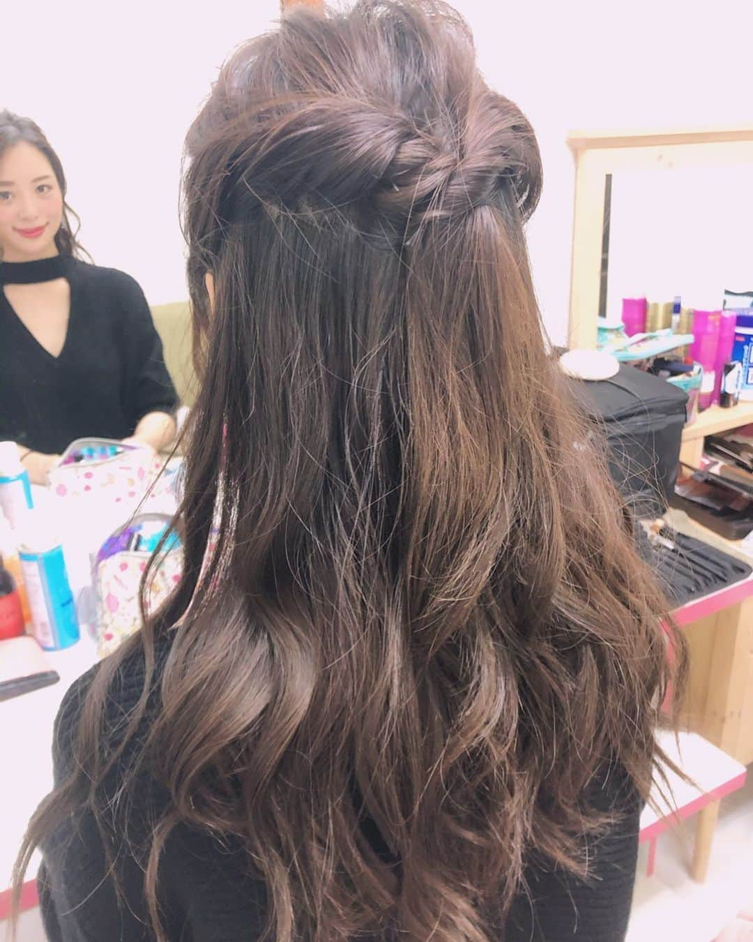 琴すずののインスタグラム：「ヘアメイク可愛くしていただきました💇‍♀️ 鏡越しでカメラをチラ見😆💗」