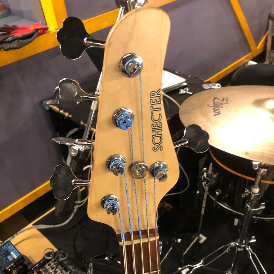 人時のインスタグラム：「今日は二本♫ 音数多めで弾いております^_^」