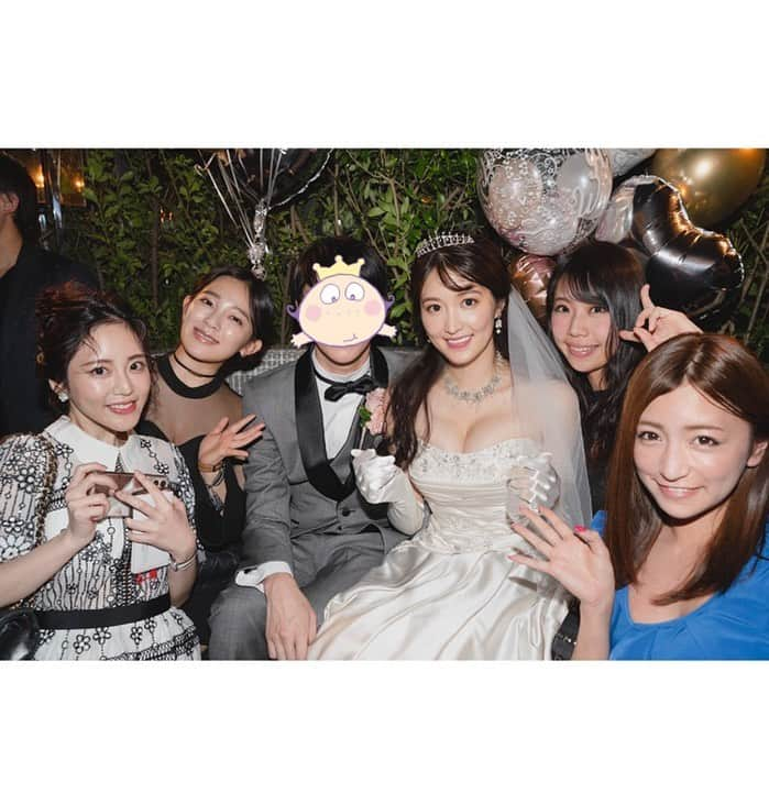 葉加瀬マイさんのインスタグラム写真 - (葉加瀬マイInstagram)「結婚式二次会では沢山のお友達が来てくれました☺️💕 綺麗な子がいすぎて男性のゲストはウキウキしただろうなぁ笑 谷間が出ないドレスを選んだのに、重いし座ったり立ったりして谷間が出すぎてしまってました😱💦笑  #谷亜沙子 #天木じゅん  #hoshino  #鈴木ふみ奈  #結婚式二次会 #1967」12月4日 17時53分 - m.hakase