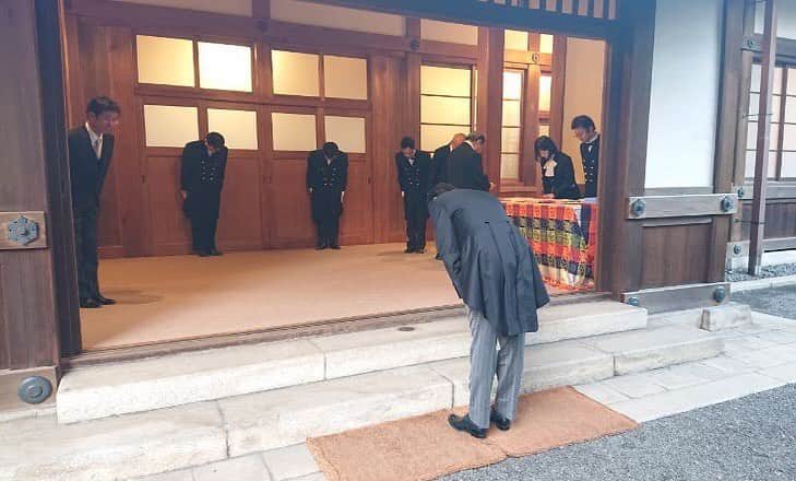 のインスタグラム：「#安倍総理 からの#メッセージ ✍️ 宮中に参内し、即位礼及び大嘗祭後賢所御神楽の儀に参列いたしました。 この儀式をもって、天皇皇后両陛下は、本年5月に始まった即位に伴う一連の儀式や行事を全て終えられたこととなります。改めまして、天皇陛下の御即位を心からお慶び申し上げます。 @shinzoabe」