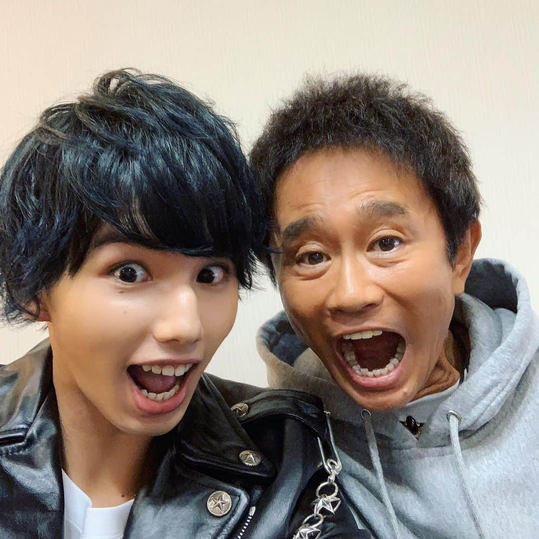 Hiroさんのインスタグラム写真 - (HiroInstagram)「12月5日(木) 22:00〜  日本テレビ系「ダウンタウンDX」に出演させていただきます！  初出演でしたが、とっても楽しかったです！！ 是非ご覧下さい！  #ダウンタウンDX #松本人志 #浜田雅功 #笑いの神様 #笑いの仏様 #小さい頃からダウンタウンさんの番組はほぼ全部観てた位大好きだった #本当に同じ世界に実在していた事に感激 #洋画とかでたまに出てくる映画観るのにクッキーとかポップコーンわざわざ作って食う奴と同じくらいいないと思ってたから #バイキング形式のレストランで好きなおかず見当たらなくてテンション下がった時に最後納豆を発見した時くらい嬉しかった #やんごとねぇ2人 #フリスク感覚で蟹食いそう #うんこしたらパワーストーン出てきそう #御守りにしたい #パワーストーンをセールで売ってる店より効果ありそう #運気も30％offになるって事でおけ？ #石買ったって考えると変な気持ちになるよね #修学旅行で初日に木刀買った時くらい変な気持ち #わびしいたけ #こいよ」12月4日 17時47分 - hiro_mfs_official