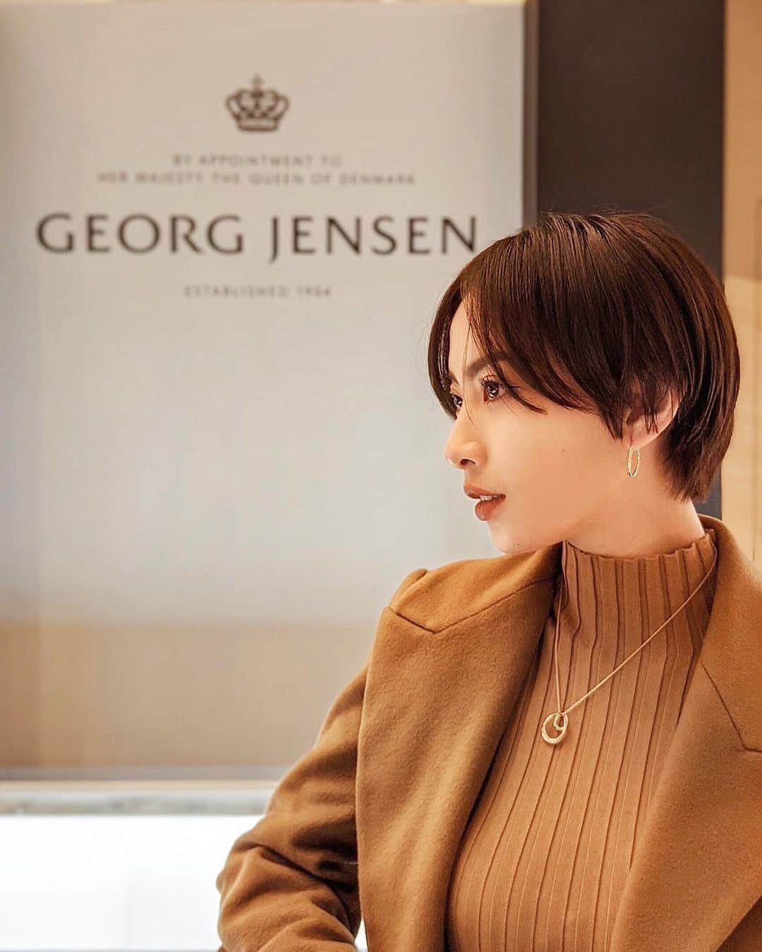ソンイのインスタグラム：「Georg Jensen @georgjensen 様のポップアップイベントへ💎 ポップアップストアで先行発売されているネックレスと、同シリーズのピアスを着用させていただきました❤️ モダンで曲線のデザインがとても美しくて重ね付けしても素敵なジュエリーたち💎 クリスマスツリーのオーナメントもすごく可愛いなぁ🥺🎄 #ジョージジェンセン のポップアップストアはGINZA SIX 2階の「シジェーム ギンザ」にて12月4日(水)〜17日(火)の期間で開催されています🥰 北欧のクリスマスをテーマにしている素敵な空間を是非体現しに行ってみてくださいね🎄🎁💍 #georgjensen #ellepromotion @ellejapan」