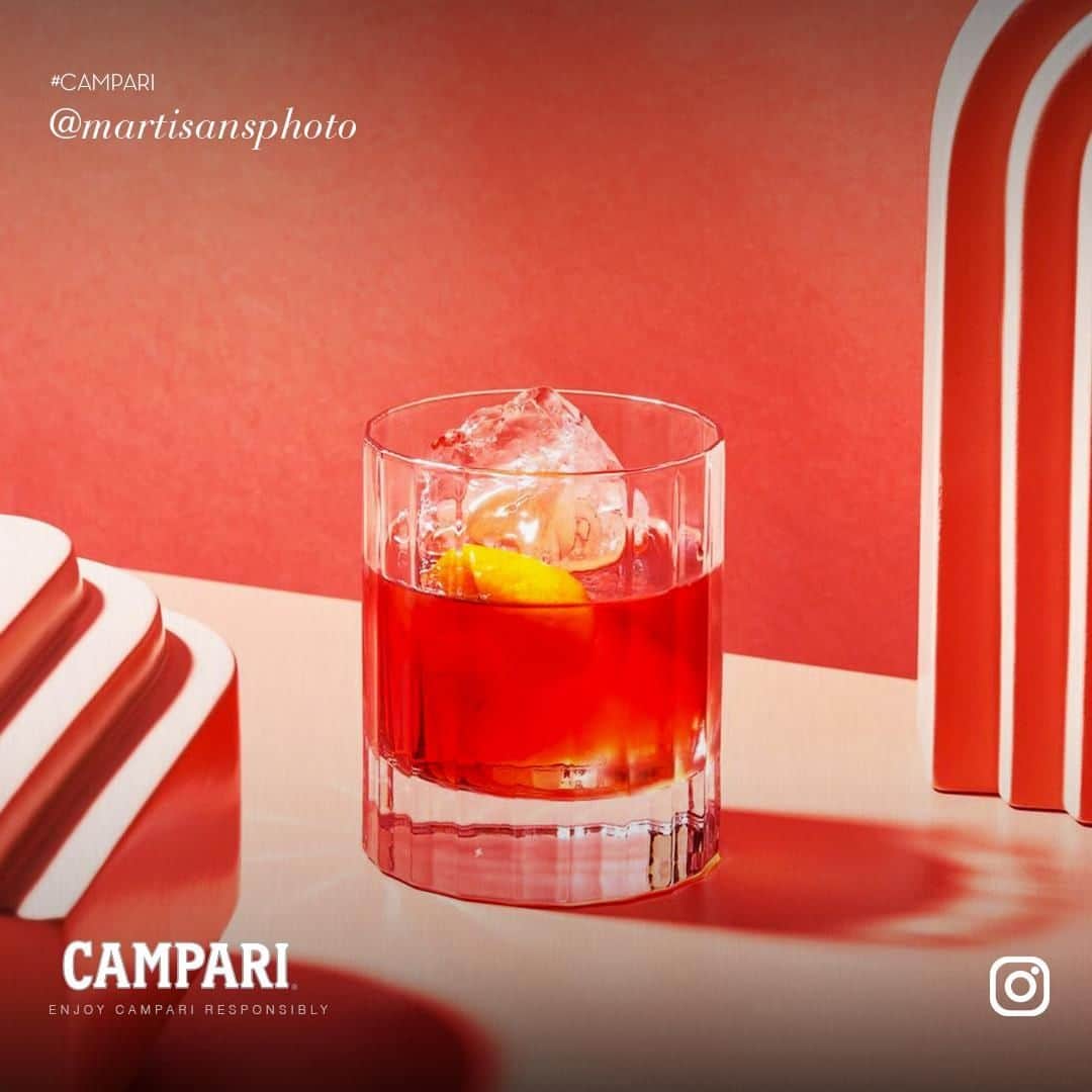 Campari Japanさんのインスタグラム写真 - (Campari JapanInstagram)「ネグローニの赤とピンクを一緒に考えてみてください。⁠ ⁠ @martisansphoto ⁠ photo by @xenia_besora ⁠ #CAMPARI #アペリティーボ #カンパリレッド #Negroni #ネグローニ #N100 #イタリア #カクテル #cocktail #mixology #ミクソロジー #ミラノ #drinks #食前酒 #カンパリ #リキュール #お酒好きな人と繋がりたい #バーテンダー #bar #クリエーション」12月4日 18時00分 - camparijapan