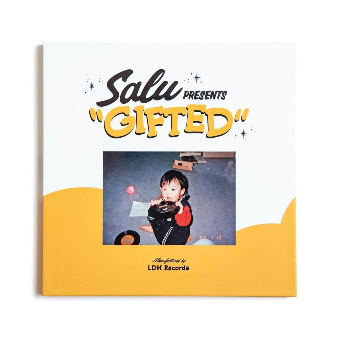 月刊EXILEさんのインスタグラム写真 - (月刊EXILEInstagram)「【SALU】 本日発売日‼️ SALU 5th Album 『GIFTED』💿✨ . . 前作『INDIGO』から約2年ぶり、そしてKOMA DOGG移籍後初となるオリジナルアルバム『GIFTED』を本日リリース✨ 「GOOD VIBES ONLY feat. JP THE WAVY,EXILE SHOKICHI」「MY LOVE」「RAP GAME」、さらに映画『HiGH&LOW THE WORST』劇中歌「DON'T」、そしてSALUが気鋭のクリエイターを迎えて制作した新録11曲を加えた全15曲を収録🎤🎶 . . SALUの生い立ちや葛藤、新たなステージに向かうための覚悟、かけがえのない愛を体現しており、これまでのリスナーはもちろん、新たにSALUを知った方にもSALU自身をより知ってもらおうという挑戦した作品になっています‼️ ◇◆◇◆◇◆◇◆◇◆◇◆◇◆◇◆◇◆◇◆◇◆◇◆◇ 12月27日発売の『月刊EXILE 2月号』では、『GIFTED』リリース特集を掲載予定📖こちらもお楽しみに⭐️ ◇◆◇◆◇◆◇◆◇◆◇◆◇◆◇◆◇◆◇◆◇◆◇◆◇ 【ECサイト限定盤】 CD+DVD+大判ブックレット CD(全15曲)＋DVD(MV4曲)収録 完全初回生産盤(7000円＋税) ご購入はこちらから↓ https://www.exiletribestation.jp/products/detail.php?product_id=18926 . . －－－－－－－－－－－－－－－－－－－－－－－－－ー ■SALU Instagram https://www.instagram.com/salu_info/ ■SALU Twitter https://twitter.com/salu_info ■KOMA DOGG Instagram https://www.instagram.com/komadogg_lmp/」12月4日 18時00分 - exile_magazine