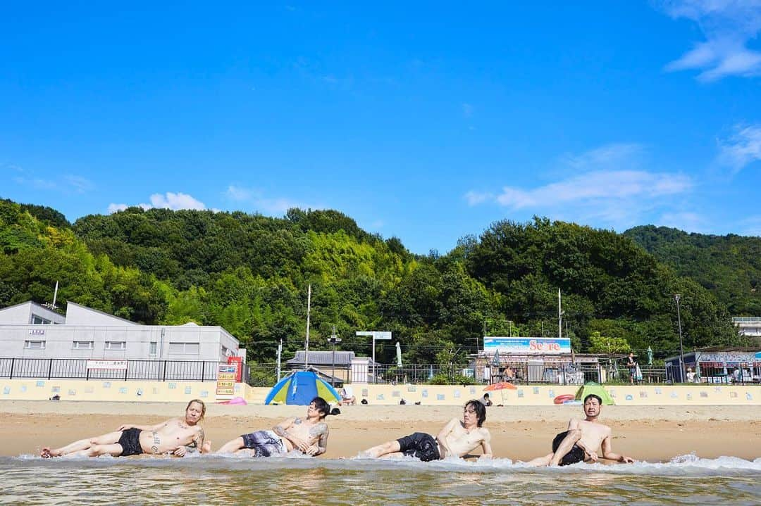 三吉ツカサさんのインスタグラム写真 - (三吉ツカサInstagram)「できたよー！！ 三吉ツカサ撮影 the HIATUS写真集 写真販売サイトShowcase Printsにて3冊同時に先行予約販売を開始いたしました！ ⁣⁣⁣⁣⁣⁣⁣⁣⁣⁣⁣@showcasemanagement ⁣⁣⁣⁣⁣⁣⁣⁣⁣⁣(https://www.showcase-prints.com) * * カメラマン三吉ツカサが2019年のthe HIATUSに密着し、その姿を写真に収めてきました。 “Our Secret Spot Tour 2019” のライブ写真を収めた「On the Show.」 同ツアーのオフショット写真集「Off the Show.」 そして、活動開始10周年を記念して国際フォーラムで行われたワンマンライブの写真を収めた 「10th Anniversary Show at Tokyo International Forum」 3冊の写真集を通して、2019年のthe HIATUSの様々な姿がご覧いただけます。 * * <写真集概要> ●the HIATUS写真集 Our Secret Spot Tour 2019 「On the Show.」 A5サイズ/52ページ/カラー 価格 2,200円(税別) Our Secret Spot Tour 2019 全公演を撮影。 膨大なカット数の中から厳選したライブ写真を収めた「On the Show.」。 多幸感、緊張感、高揚感、見る者の感情が揺さぶられるドラマティックな一冊です。 * * ●the HIATUS写真集 Our Secret Spot Tour 2019 「Off the Show.」 A5サイズ/52ページ/カラー 価格 2,200円(税別) Our Secret Spot Tour 2019 全日程に帯同しながら撮影した オフショット写真集「Off the Show.」。 ステージ上では見られないメンバーの姿を捉えているのはもちろん、 今作は三吉ツカサによる一言が写真に添えてあり、 どんな状況を切り取った一枚なのかがわかるのも楽しい。 * * ●the HIATUS写真集「10th Anniversary Show at Tokyo International Forum」 A4サイズ/52ページ/カラー　価格 2,700円(税別) 一夜限りのアニバーサリーライブに立ち合えた人はもちろん、会場に来られなかった人もこの写真集を通して あのスペシャルな夜を目撃してください。 11年目が始まるthe HIATUSというバンドのこれからが もっと楽しみになる、そんな写真集です。 A4サイズでお楽しみください。 * * ◆先⾏予約販売期間：2019年12月4⽇(18時) 〜2019年12⽉10⽇(24時) ※数量限定商品となりますが先⾏発売期間にご購⼊された⽅には確実に商品をお届けいたします ※先行販売で写真集3冊セットをご購入の方にはポストカード3枚が特典としてつきます！ ※⼀般販売に関しましては現状未定となっております。 * * Showcase Prints　 https://www.showcase-prints.com」12月4日 18時00分 - tsukasamiyoshi