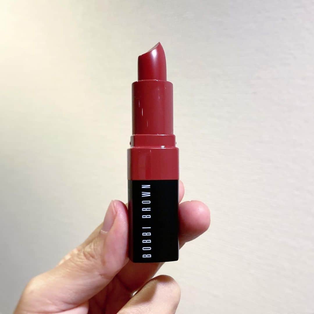 服部円のインスタグラム：「肌がキレイにみえるいい色🍒  #bobbibrown  #ボビイブラウン #クラッシュドリップカラー  #プラム #plum #服部化粧」