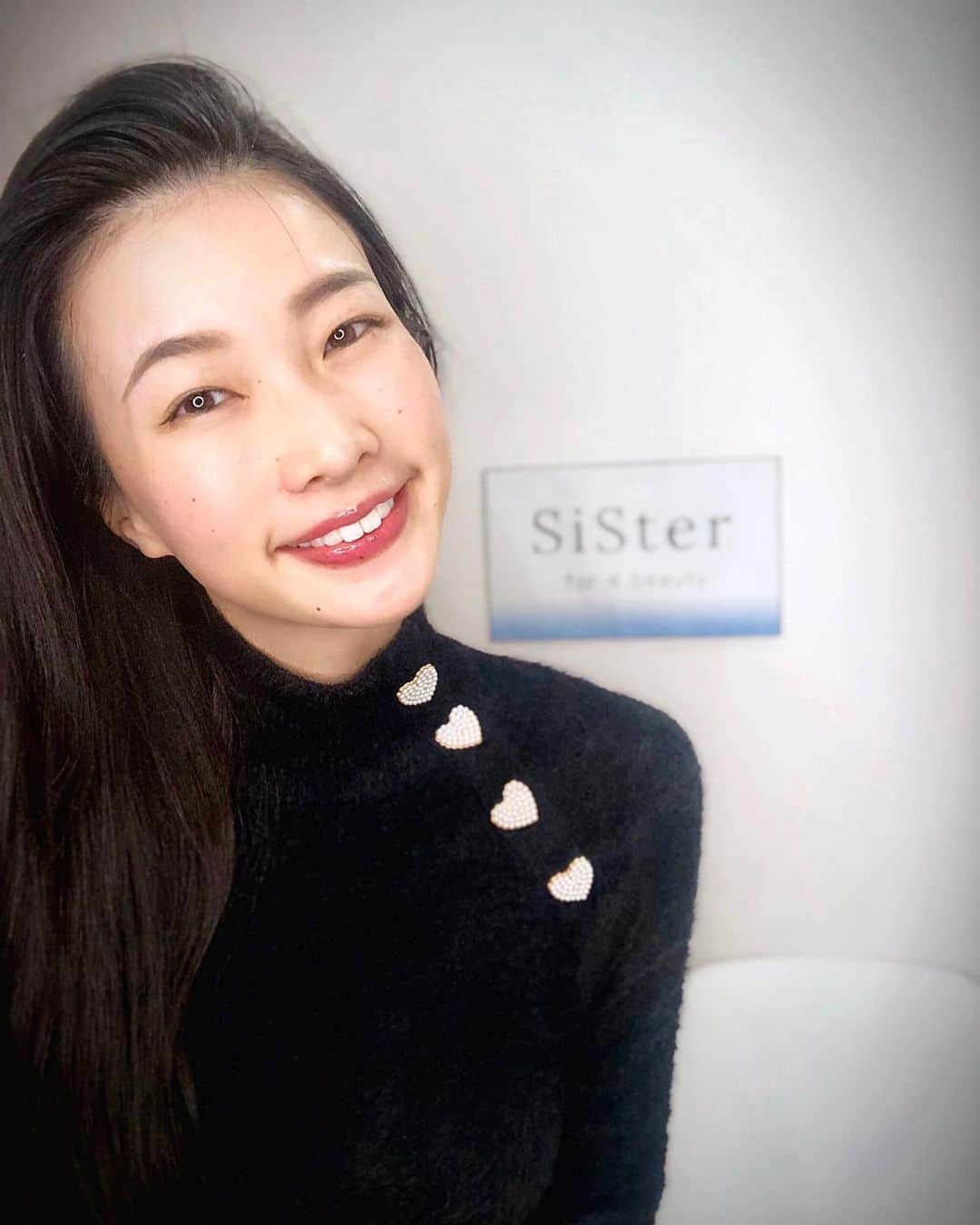 のインスタグラム：「長距離フライトで首のリンパが滞ってかなりむくんでいたので、渋谷の隠れ家サロン @sister.4beauty で60分のフェイシャルエステに行ってきました✨ . デコルテまでオイルでマッサージしてくれるから終わった後のすっきり感がちがう！ . またメニューもその人のお悩みに合わせてオーダーメイドなのも嬉しいところ。私は乾燥がきになるから、保湿としっかりオイルでむくみを取ってもらいました。 . 店長さんは私と同い年でエステティシャンを始める前は看護師さんだったとか🌸 . お話も楽しかったんですが、あまりに気持ちよくて最後は寝てしまって記憶がありません😂 . なんと私の紹介と伝えて @sister.4beauty のDMから予約をすると60分のコースを無料でお試しいただけるとのこと。 . しつこい勧誘もないので、純粋にエステを楽しむことができます🥰 . 自分のお肌の状況をしっかり知ることも大切。クリスマス前に綺麗になりたい方や年末に向け今年の自分へのご褒美に是非試してみてくださいね💕 . #モデル #asianmodel #japanesemodel #japanese #175cm #高身長女子  #pr #フェイシャルエステ #プライベートサロン #渋谷 #渋谷エステ #渋谷サロン #コラボベース #リラックス #ご褒美」