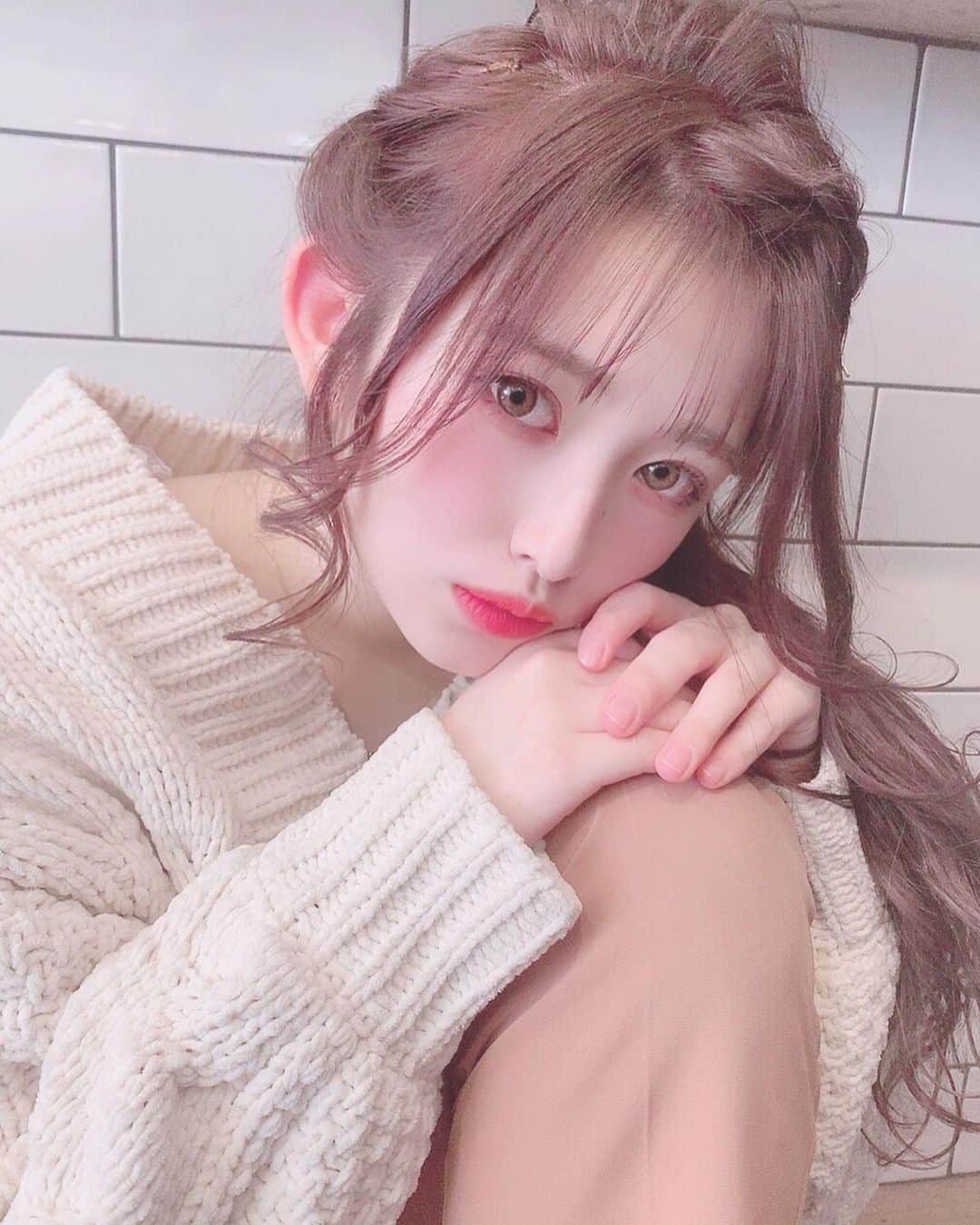 青木菜花のインスタグラム：「.﻿ .﻿ にゅーからー！💇🏻‍♀️﻿ ラベンダー系やっぱり可愛い！！﻿ ﻿ 前髪伸ばしてたけど切りたい欲にまけて切ってしまった😂❤️﻿ .﻿ . #newcolor #美容院 #カラー #ラベンダー #サロンモデル #撮影 #instagood #instalike #instalove #l4l #f4f」