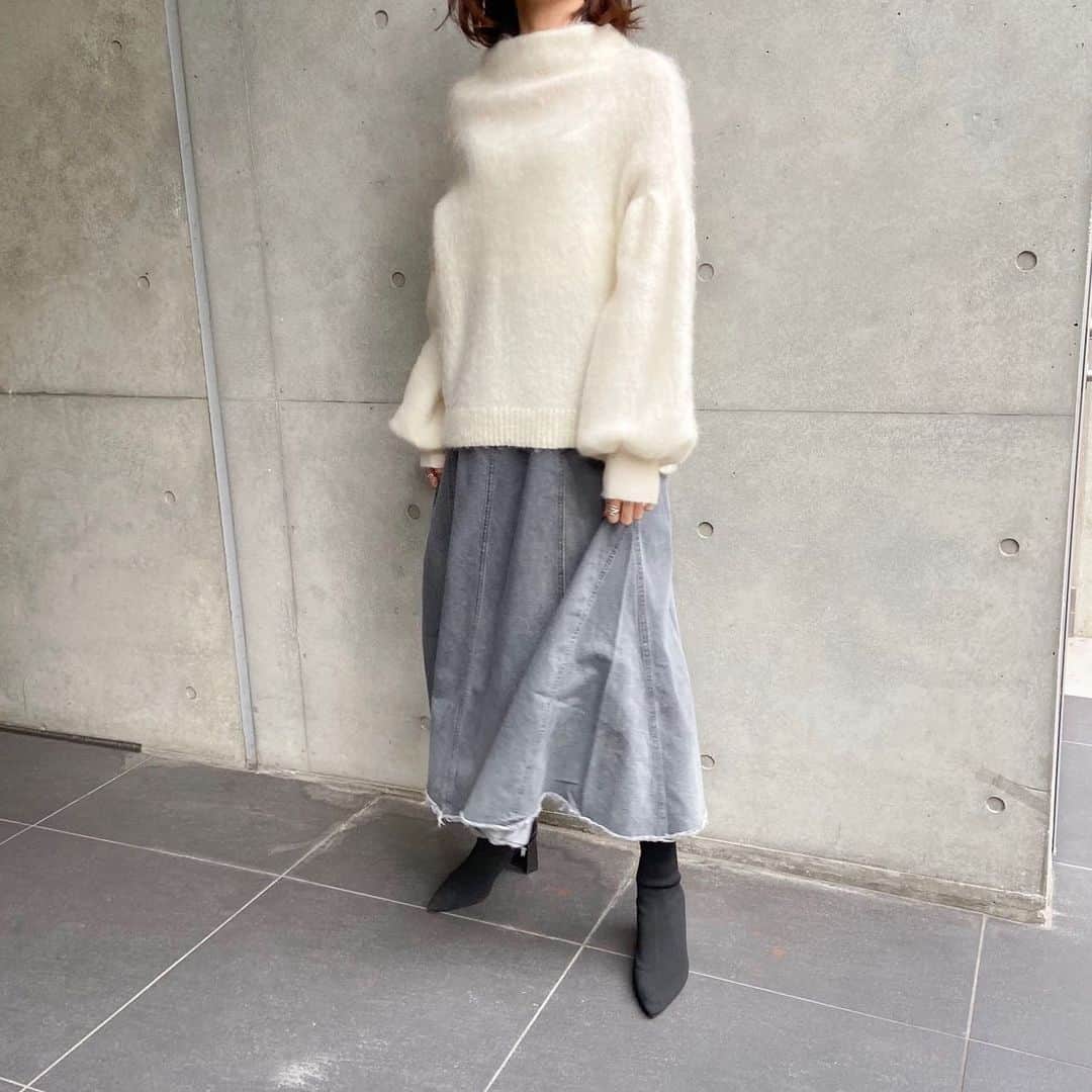 Moname Official Instagramさんのインスタグラム写真 - (Moname Official InstagramInstagram)「. ボリュームのあるフレアスカート。 大きめのニットを合わせても、 ピッタリしたトップスでインしても オシャレに決まります。 丈感もくるぶし上なので重くなりすぎず、 女性らしく魅せてくれます。 . . Black Flare Skirt No.41193234 Color. GRY ¥16,000 +tax . #moname #モナーム#19AW #デニムコーデ #denim #jeans #ootd #デニム #フレアスカート #デニム女子 #グレー #カジュアルコーデ #シンプルコーデ #着回しコーデ #今日のコーデ#デニムスカート #スカート #スカート #着画 #ラフコーデ #きれいめコーデ #ワイドパンツ #冬コーデ #高見えコーデ #着回し #160cm #パリジェンヌ #パリジャン #大人女子」12月4日 18時07分 - moname.official
