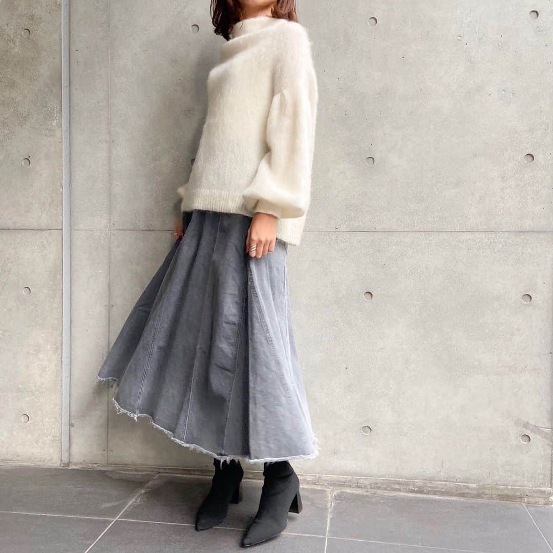 Moname Official Instagramさんのインスタグラム写真 - (Moname Official InstagramInstagram)「. ボリュームのあるフレアスカート。 大きめのニットを合わせても、 ピッタリしたトップスでインしても オシャレに決まります。 丈感もくるぶし上なので重くなりすぎず、 女性らしく魅せてくれます。 . . Black Flare Skirt No.41193234 Color. GRY ¥16,000 +tax . #moname #モナーム#19AW #デニムコーデ #denim #jeans #ootd #デニム #フレアスカート #デニム女子 #グレー #カジュアルコーデ #シンプルコーデ #着回しコーデ #今日のコーデ#デニムスカート #スカート #スカート #着画 #ラフコーデ #きれいめコーデ #ワイドパンツ #冬コーデ #高見えコーデ #着回し #160cm #パリジェンヌ #パリジャン #大人女子」12月4日 18時07分 - moname.official