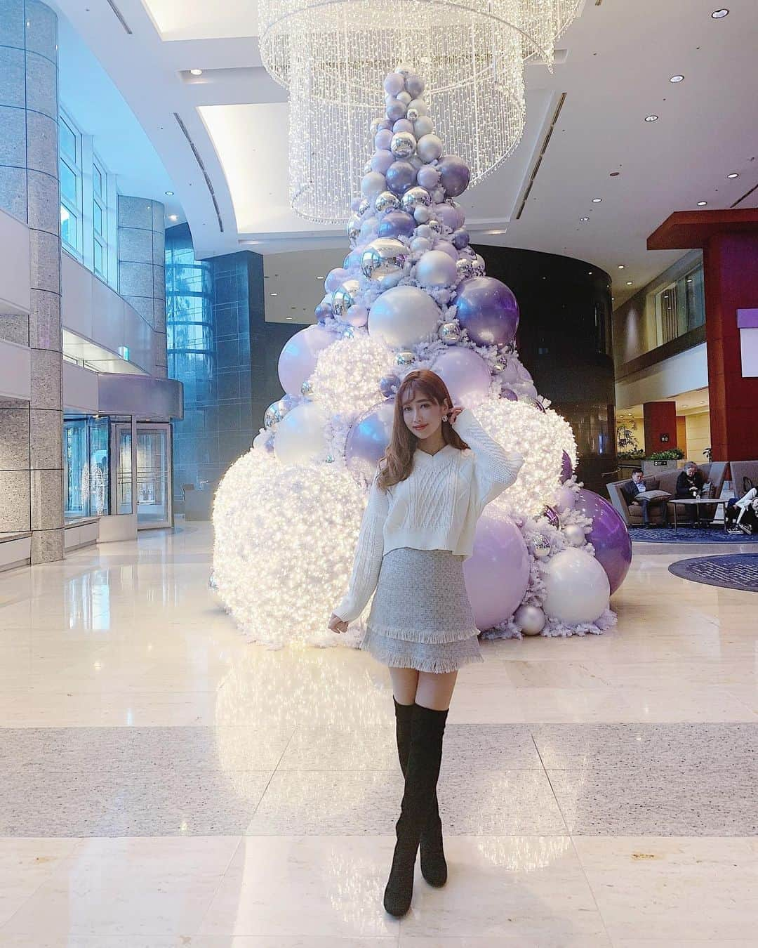 青木りえさんのインスタグラム写真 - (青木りえInstagram)「🎄🎄🎄 . 𝐜𝐡𝐫𝐢𝐬𝐭𝐦𝐚𝐬𝐭𝐫𝐞𝐞♡ . ホテルのロビーもXmasになっていました🎅⭐️ . @selectshop_vivantjolie スカートandニット🧶 . スカートはツイードで可愛い💕 ニットは後ろのデザインも、良い感じでした✨ . もぅすぐ、ハッピーな季節がやってくる🎁 . . #12月　🎄⛄️ #christmas#Xmas#クリスマス#韓国#韓国旅行#韓国姉妹旅行#korea #trip#ツリー#🎄#🎅#🎁」12月4日 18時15分 - aokirie0418