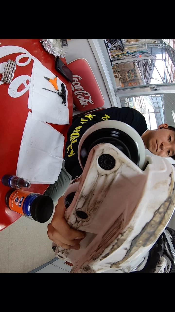 安床武士のインスタグラム：「with... @sonicsportsla  TURBO WASH @glitch_oil_japan  PASSIVE 両方とも日本では @senaramp で購入可能です。  @usdskates  68mm WHEELS 日本では @deeport.inst にて購入可能です。  #maintenance #rollerblading #inlineskate #sonicsports #glitchoil #usdskates #takeshiyasutoko #安床武士」