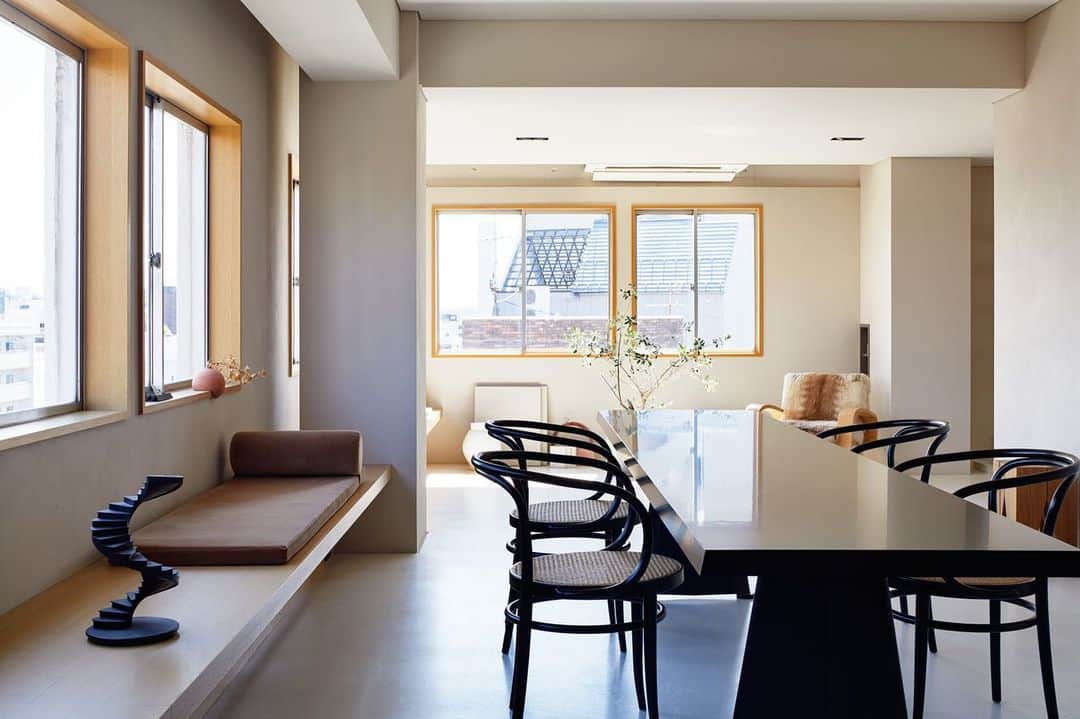 のインスタグラム：「Creative workplace design. FLOOAT’s new office.@flooat_jp -from the latest issue of our magazine “New Work Places” ・ 【#ワークプレイス考察】最新号の第2特集「働くマインドが変わるワークプレイス考察」で訪問した「FLOOAT」(@float_jp )の新オフィス。 ・ 一日中社内にいても、あるいは外出から戻ったときも、ほっとするような雰囲気を大切にしたそう。 また、資料もデータもすべてチームで共有し、退社時にはデスクに何もない状態を徹底。空間の見通しをよくすることで、コミュニケーションの機会も質も向上することにつながったという。 続きはWebまたは本誌でぜひ📖 ・ photo : NACÁSA & PARTNERS INC.(1,3), Masaaki Inoue (2) ・ ・ #elledecor #エルデコ #elledecorjapan  #建築 #デザイン #住まい #homedecor #designlover #homes #instahome #インテリア #おしゃれな家 #家具 #livingroom #livingroomdecor #おしゃれインテリア #建築好き #デザイン好き #architecture #interiordesign #interior」