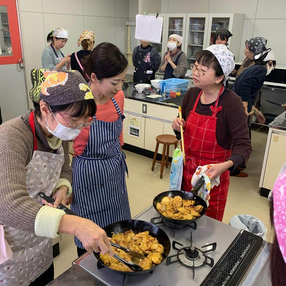 一条もんこさんのインスタグラム写真 - (一条もんこInstagram)「今日は新潟の見附市でカレー料理教室です。 限定20名様。  カレー粉を使った、フライパンひとつでできる、 タンドリー風チキンとバターチキンカレーを作りました。  家庭では"スパイス系はカレー粉しか持っていない"という声も多いので、むしろカレー粉をフル活用してその可能性を感じていただけたらと思い、簡単美味しい&時短＆コスト減のレシピにしました。  バターを控えめにする分、チキンから出る脂と肉汁を加え旨味をアップetc.. 時短やコスト減にしても美味しさは広がります。 ちょっとしたテクニックを駆使して絶品カレーに、、！ カレー粉料理から、スパイスへの興味が深まってくれると嬉しいです。  皆さん温かくて、、ほんとうに楽しかったです。 ありがとうございました♡ #カレー#curry#料理教室#新潟#見附市#ふぁみりあ#カレーパウダー#カレー粉#カレー教室#スパイス#スパイス料理#バターチキン#タンドリーチキン#ターメリックライス#インド料理#インドカレー#アレンジ#簡単料理#時短カレー#フライパン料理#新潟をカレー県に#ありがとうございました#一条もんこ」12月4日 18時25分 - monko1215