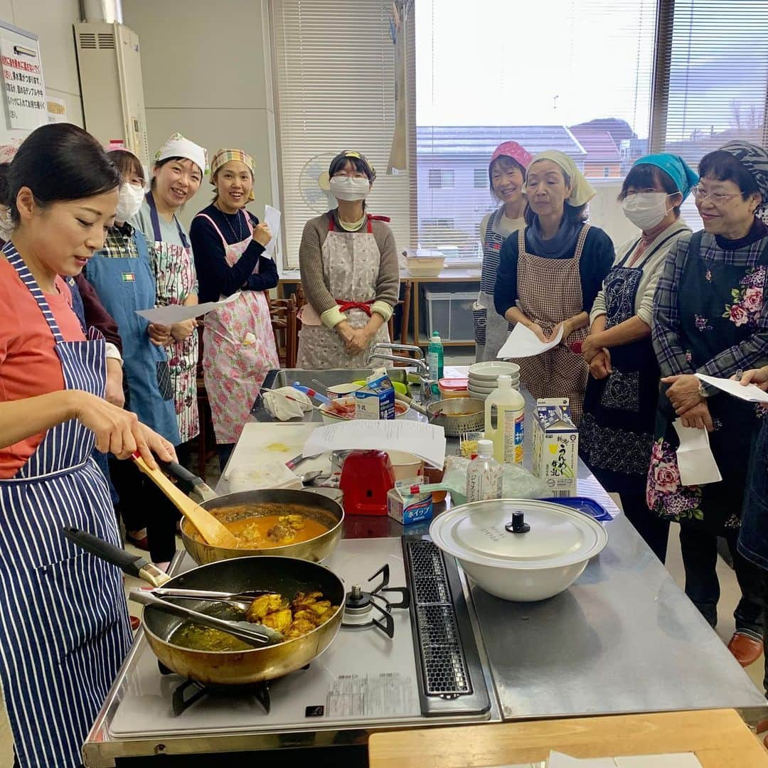 一条もんこさんのインスタグラム写真 - (一条もんこInstagram)「今日は新潟の見附市でカレー料理教室です。 限定20名様。  カレー粉を使った、フライパンひとつでできる、 タンドリー風チキンとバターチキンカレーを作りました。  家庭では"スパイス系はカレー粉しか持っていない"という声も多いので、むしろカレー粉をフル活用してその可能性を感じていただけたらと思い、簡単美味しい&時短＆コスト減のレシピにしました。  バターを控えめにする分、チキンから出る脂と肉汁を加え旨味をアップetc.. 時短やコスト減にしても美味しさは広がります。 ちょっとしたテクニックを駆使して絶品カレーに、、！ カレー粉料理から、スパイスへの興味が深まってくれると嬉しいです。  皆さん温かくて、、ほんとうに楽しかったです。 ありがとうございました♡ #カレー#curry#料理教室#新潟#見附市#ふぁみりあ#カレーパウダー#カレー粉#カレー教室#スパイス#スパイス料理#バターチキン#タンドリーチキン#ターメリックライス#インド料理#インドカレー#アレンジ#簡単料理#時短カレー#フライパン料理#新潟をカレー県に#ありがとうございました#一条もんこ」12月4日 18時25分 - monko1215