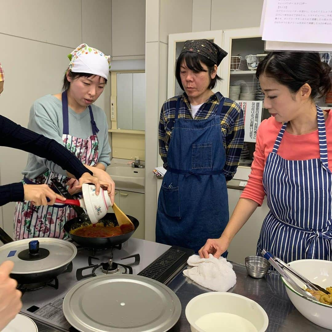 一条もんこさんのインスタグラム写真 - (一条もんこInstagram)「今日は新潟の見附市でカレー料理教室です。 限定20名様。  カレー粉を使った、フライパンひとつでできる、 タンドリー風チキンとバターチキンカレーを作りました。  家庭では"スパイス系はカレー粉しか持っていない"という声も多いので、むしろカレー粉をフル活用してその可能性を感じていただけたらと思い、簡単美味しい&時短＆コスト減のレシピにしました。  バターを控えめにする分、チキンから出る脂と肉汁を加え旨味をアップetc.. 時短やコスト減にしても美味しさは広がります。 ちょっとしたテクニックを駆使して絶品カレーに、、！ カレー粉料理から、スパイスへの興味が深まってくれると嬉しいです。  皆さん温かくて、、ほんとうに楽しかったです。 ありがとうございました♡ #カレー#curry#料理教室#新潟#見附市#ふぁみりあ#カレーパウダー#カレー粉#カレー教室#スパイス#スパイス料理#バターチキン#タンドリーチキン#ターメリックライス#インド料理#インドカレー#アレンジ#簡単料理#時短カレー#フライパン料理#新潟をカレー県に#ありがとうございました#一条もんこ」12月4日 18時25分 - monko1215