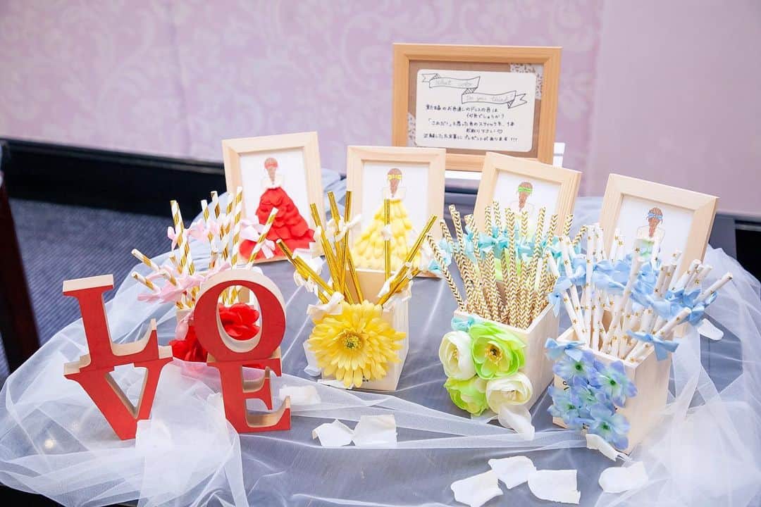 のインスタグラム：「素敵なDIYをご紹介します✨ ウェルカムスペースに置かれた【#ドレス色当てクイズ 】のコーナー！👗 * BOX類はもちろん、カラードレスを造花であしらったオリジナルの札がとても綺麗で素敵です💐❤︎ * * 是非、参考にしたくなるコーディネートです☺️💕 * * 是非、【#ロイヤルホールヨコハマ 】のタグを付けて投稿してください♪ * 公式instagramで紹介させて頂くことも…❤︎ * * このアカウントでは実際にロイヤルホールヨコハマで結婚式を挙げたお客様の実例を中心に投稿しています💐 * * その他、フェア情報なども随時シェアをしています💍 質問などありましたら、お気軽にお電話📞・DM📩お待ちしています🤵🏻👰🏻 * * #セントパトリックチャーチ #大聖堂 #教会 #横浜 #関内 #みなとみらい #結婚式場 #プレ花嫁 #横浜婚 #横浜式場 #卒花レポ #結婚式レポ #式場探し #入籍 #プロポーズ #関東花嫁 #花嫁DIY #ウェルカムスペース」