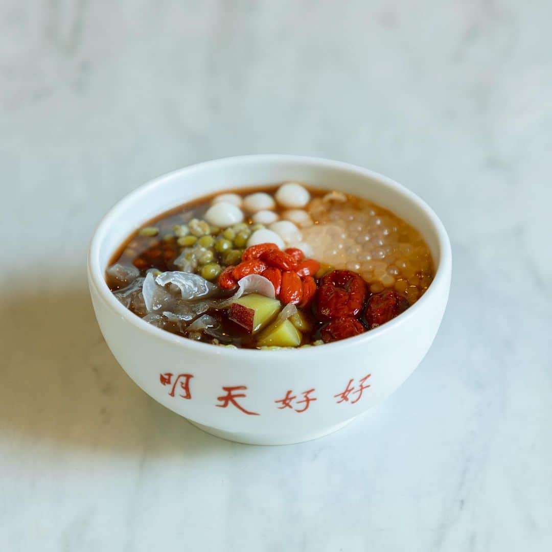 Hanako公式さんのインスタグラム写真 - (Hanako公式Instagram)「〝台湾フード〞はやっぱり東京の日常グルメの最先端🥡﻿ ﻿ おいしくて体にやさしい素材がたっぷりな、〈明天好好〉の「薬膳豆花」🥄ベースの豆花に甘さひかえめのプーアールシロップ、なつめ、クコの実などの漢方素材もふんだんに使用。きくらげ、サツマイモ、タピオカに白玉など具材もたっぷり🍠﻿ ﻿ 【Hanako_おいしい店！2019-20発売】﻿ #Hanako #Hanako_magazine #おすすめ店 #グルメ #グルメ部 #食べ歩き #東京グルメ #東京ランチ #忘年会 #新年会 #カフェ巡り #スイーツ部 #台湾グルメ #喫茶店 #カレー好き #肉グルメ #パフェ #アイス部 #餃子 #クラフトビール #ベーカリー #パン好き #食べ歩き #台湾スイーツ #中目黒カフェ #明天好好き #豆花 ＃mytokyois #tokyotokyo #photoby_noriokidera」12月4日 18時46分 - hanako_magazine