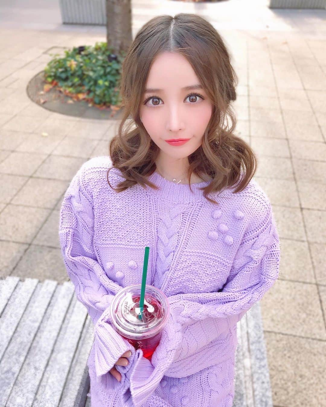 吉見衣世さんのインスタグラム写真 - (吉見衣世Instagram)「今日は心も体もスッキリできた日でした☃️💕 ・ ・ そして凄く幸せになる気持ちになる事が多い一日だった！！！ ・ 仕事後行ったマッサージのお姉さんは10分サービスしてくれてタクシーの運転手さんが暖かい缶コーヒーくれたり🥺✨ ・ ・ 私ももっと人に優しくできるようになりたい٩(๑❛ᴗ❛๑)۶ ・ ・ セットアップ @17kg_official ・ ・ ・ ・ ・ #セットアップ#setup#ニット#充実#」12月4日 18時42分 - iyori_nu