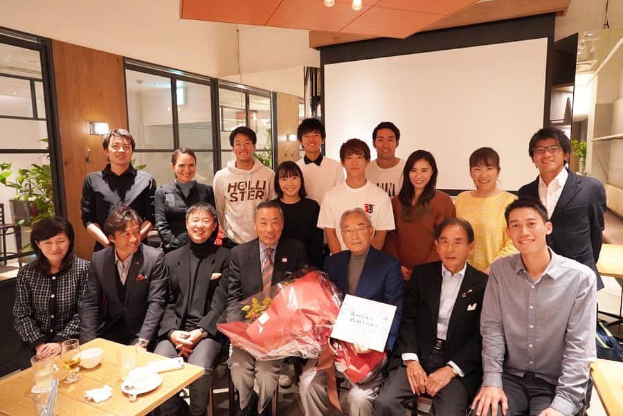瀬間友里加のインスタグラム：「盛田ファンド卒業生で盛田会長へのサプライズ感謝の会を行いました✨フロリダでのチャレンジの機会を与えてくれ世界を見せてくれたことは今でも素晴らしい経験でした。 卒業生全員は集まれなかったので来年はみんな集まれたらいいな😊圭、幹事ありがとう！！#tennis#thankyou #感謝の気持ち」