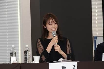 野村日香理さんのインスタグラム写真 - (野村日香理Instagram)「内閣府様主催 『来て・みて・感じて！ねむろ地域魅力発信シンポジウム』に 出演させていただきだいました！ 根室市の日本で一番早く朝日と出会える #納沙布岬 ☀︎ 年始に見れたら感動しそう🥺 別海町の何色にも染まっていない真っ白な #氷平線 ⇦ぜひ見てみてください❄️ 中標津町の #天然プラネタリウム に歴史ある #養老牛温泉 ♨️ 標津町の #大草原 とあたたかい田舎暮らし😊 私も大好き羅臼町の #羅臼昆布 と #シャチ 🐬♡ 東京から約100分で行ける日本の魅力ある風景に胸がときめきました💓  来年は実際に根室地域に行かせていただける予定なので今からとても楽しみです＾＾ ウニ丼お腹いっぱい食べたいな😋 旅にグルメははずせないですよね🦀🛫 .  #出演#最東端#北海道#インバウンド#道産子#根室#内閣府#ANA#別海町#中標津町#標津町#羅臼町#プラネタリウム#温泉」12月4日 18時43分 - nomura.hikari