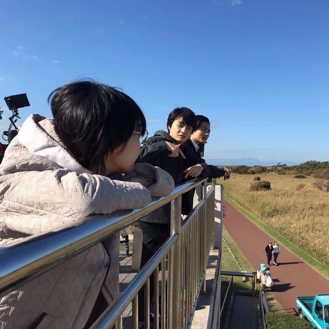 日本テレビ「同期のサクラ」さんのインスタグラム写真 - (日本テレビ「同期のサクラ」Instagram)「‪🌸#同期のサクラ 今夜10時から🌸‬ ‪前回、ふるさとに架ける橋の夢も破れ、最愛のじいちゃんも失ったサクラ😢 どうなってしまうのでしょうか？‬ ‪#あと3時間‬ ‪#撮影の合間‬ ‪#サクラの夢の橋を見つめ‬ ‪#たそがれ竜星くん‬ ‪#ラッパー天音くん ‬ #それとも #フレミングの法則？ ‪#見守る充希ちゃん‬ ‪#高畑充希 #竜星涼 #岡山天音‬」12月4日 18時54分 - douki_sakura