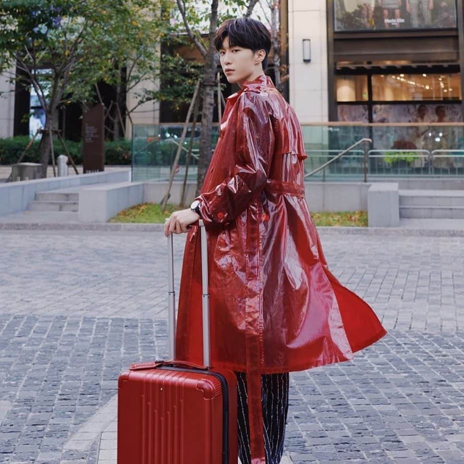 のインスタグラム：「@real_fanchengcheng in Neil Barrett PVC Trench Coat / #NeilBarrett #FW19 #FanChengCheng #AllRedEverything」