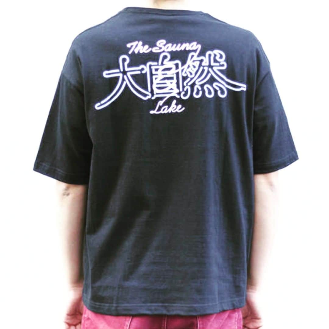 LIGのインスタグラム：「【数量限定】The sauna  大自然Tシャツ！ https://lig-port.stores.jp/  こちらも「PORT STORE」で買えます！ 文字がネオンでかわいいので、男女兼用として使用できます！ ＃Tシャツ＃The sauna＃LAMP野尻湖＃サウナTシャツ＃男女兼用＃黒いTシャツ＃大きめのTシャツ＃パジャマとして愛用」