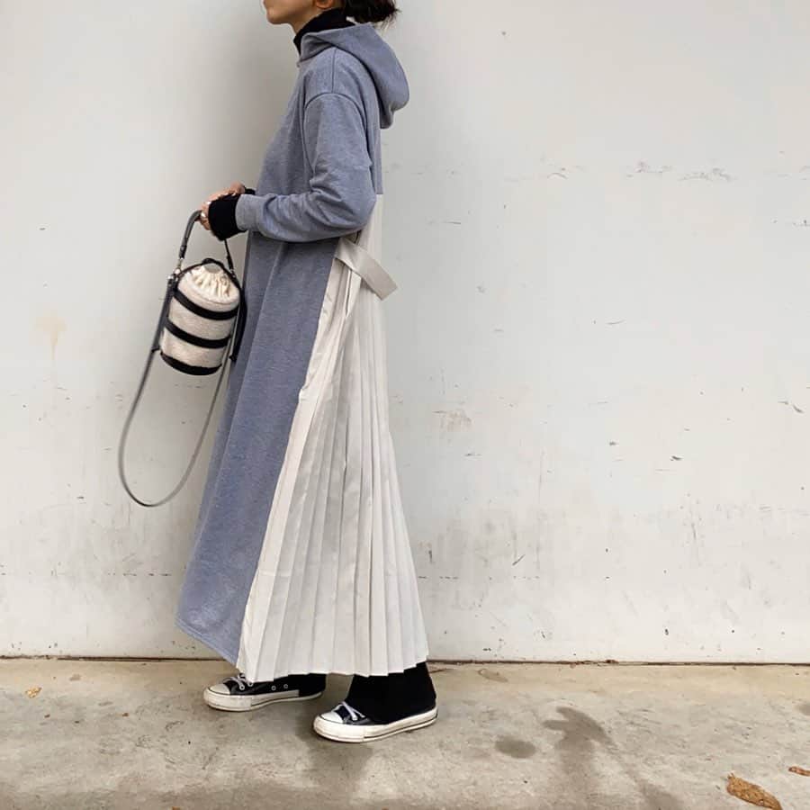 のインスタグラム：「⠀ 珍しくグレー🐭 たまにグレー着たくなった時は 明るすぎない色を 選ぶようにしてます𓂬 #パーソナルカラーオータム ⠀ 背中のプリーツが素敵なパーカーは 今日12/4にZOZOにOPENした @bonjoursagan のもの🎉 ⠀ OPEN記念のセールでは MAX57％OFFになってるらしいですよ☝︎ ⠀ ZOZOショップニュースも 是非チェックしてみてください☟ https://zozo.jp/search/?p_tpcsid=1084744 ⠀ #ボンジュールサガン #BonjourSagan #cordinate#コーディネート#コーデ#プチプラ#プチプラコーデ #ワンピース#プリーツ#ZOZOでしか買えないアイテムも ⠀」
