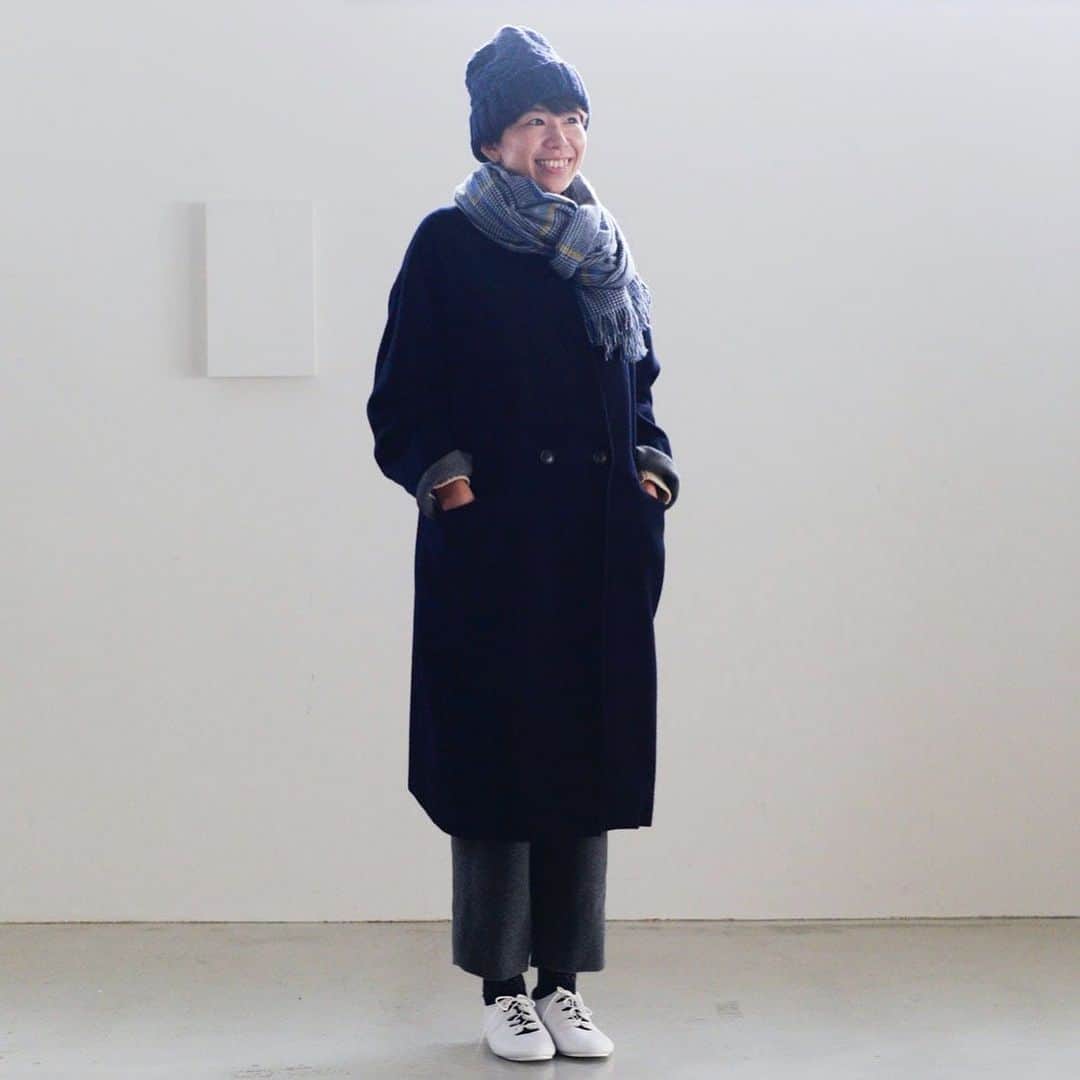 佐藤友子さんのインスタグラム写真 - (佐藤友子Instagram)「本格的に「寒い！」と感じる日が増えてきましたね。当店オリジナルのかろやかチェスターコートがまさに今、勢いよくご注文いただけている状況です。 ・ 実は、わたし自身、このコートの最初の発売時である昨年冬から着用しておりまして、この冬で２年目に突入しました。 ・ 昨冬から着ているからこそ、あらためて「わかった」こと。それはウールアウターとして「本当に軽い！」ということです。 でもしっかり暖かいのでそこはご安心を。わたしは大半のウールコートで首筋や肩が凝ったりしてしまううえ、そこにスヌードやマフラーを巻くとなったらなおさら。 ・ でも、オリジナルでつくったコートはそこをできるかぎり解決したくって、着心地、軽さにこだわりました。 ・ それから、着こなすときの個人的楽しみ方は３つほど！ ◉襟はあえて折らずに立てたままで。そのほうがマフラーをしなくてもシュッとした雰囲気で着られるから ◉ポケットのベロはあえてポケットの中にしまって、すっきりと ◉スヌードやマフラーも襟を立てたままいけるので、もたつかず巻きやすい ・ 後ろ姿もできる限りスマートに見えるようにアクセントに後ろベルトがあるのもポイント。 後ろ姿をすっきり見せてくれるのがうれしいなとも感じています。 ・ わたしは断然好きな色であるネイビーを愛用していますが、当店ではどちらかと言うと人気があるのはグレーのようです。 ネイビーもお手入れしやすく、毛玉にもわりとなりづらい生地でつくれているので安心して選んでいただきたいなと思っています😊 ・ ▶︎チェスターコートのお買い物はプロフィール欄のURLからアクセスできますよ➔@tomokosato_hokuohkurashi」12月4日 18時57分 - tomokosato_hokuohkurashi