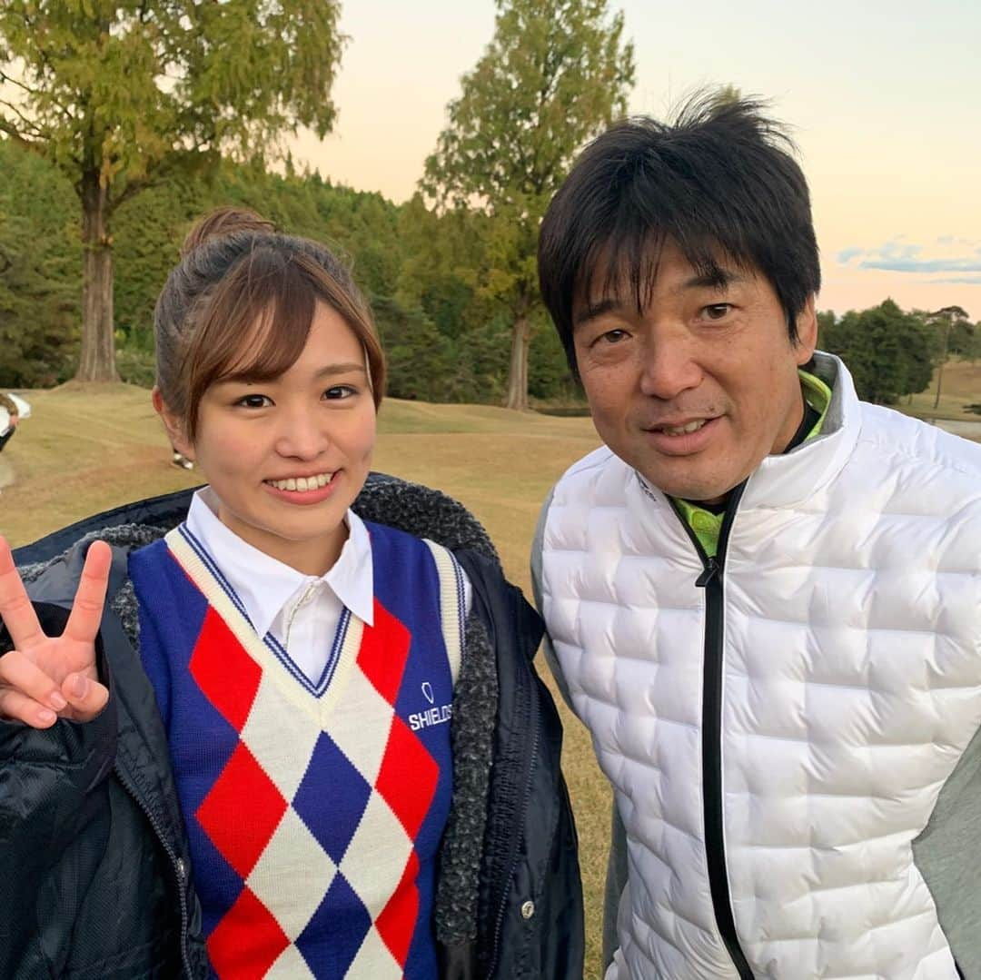 伊藤かりんさんのインスタグラム写真 - (伊藤かりんInstagram)「. . . テレビ東京 24:20〜24:50 . 「FOOT×BRAIN」 . 12月7,14日と2週に渡って放送されます⚽️ . . . . フットゴルフという、 サッカーボールでゴルフする競技を みんなで体験してきました✨ . . 私のサッカースキルはと言いますと… . 中学3年間男子サッカー部でプレーヤーとして 一応所属していましたが、 ご存知の通り運動神経皆無なので、 それはそれは中学生時代は チームの邪魔ばかり(笑) . しょっちゅう肉離れしてた記憶🍖 . . . . 果たして私はフットゴルフが 上手いのか？！下手なのか？！ . 楽しみにしていてください🤣✨(笑) . . . . . . そして私は、 2000〜2006年くらいの日本代表の 試合をすっごく観ていたので、 . 秋田豊さんと名波浩さんにお会いできて とっても嬉しかったです😆💖 . ちゃっかり写真撮っていただきました！✨ . . . . 本当に楽しいロケでした！ ぜひご覧ください😊 . . . #フットゴルフ #footxbrain」12月4日 18時57分 - karin___ito