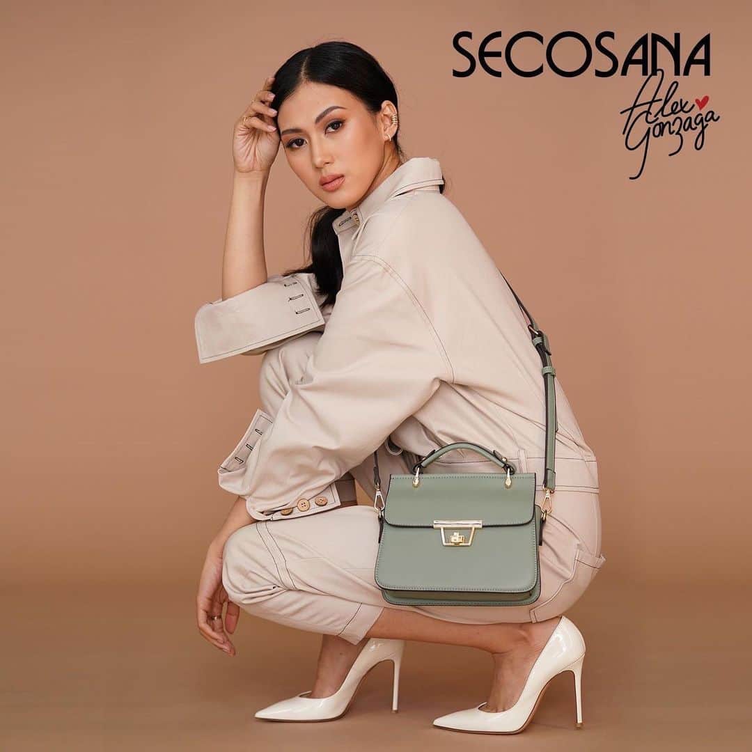 Alex Gonzagaさんのインスタグラム写真 - (Alex GonzagaInstagram)「This christmas be stylish with your bag!!!! The colors we used are perfect sa kahit anong color ng ootd mo!!! So@many designs! Available online and in stores na! #SecosanaXAG」12月4日 18時59分 - cathygonzaga