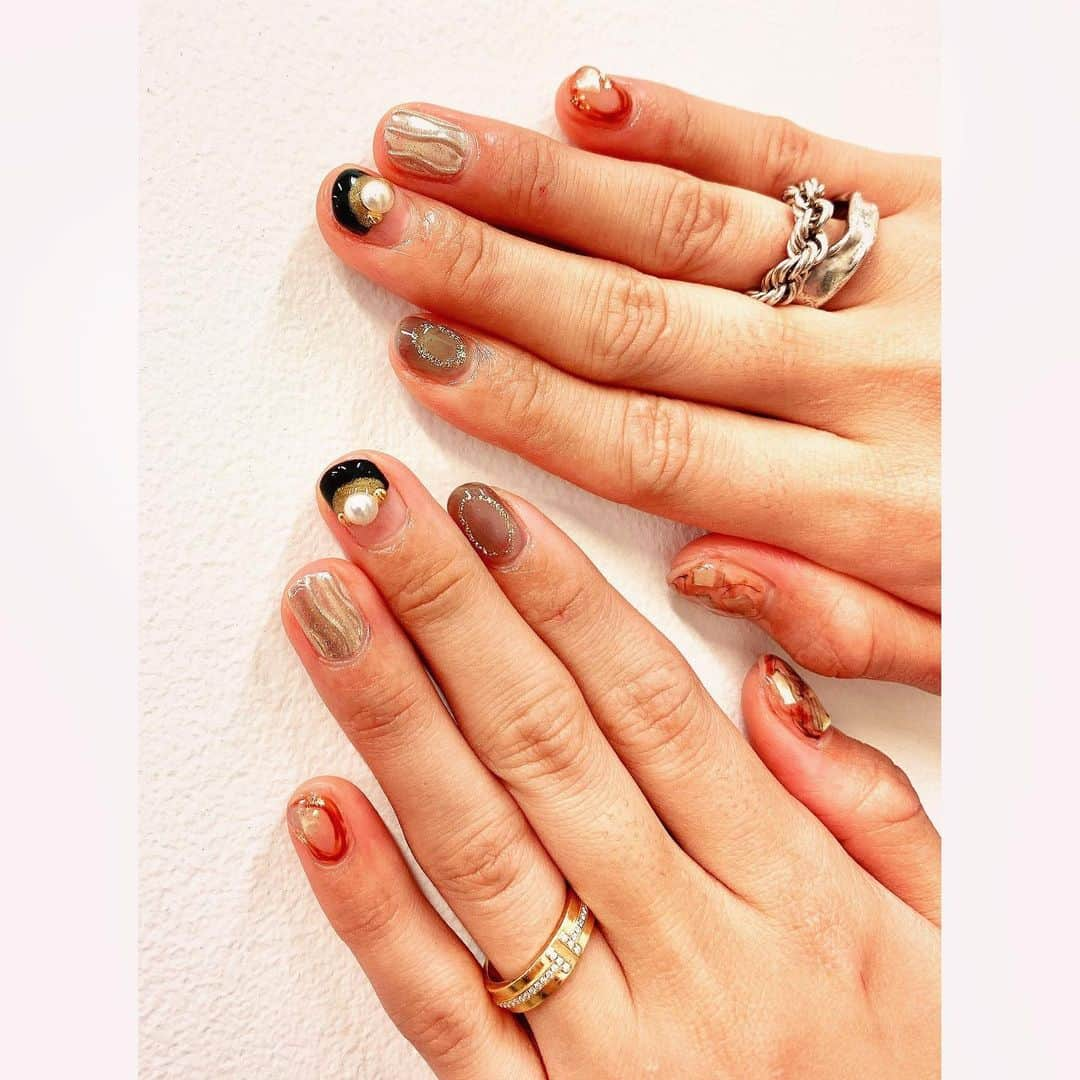 奈津子さんのインスタグラム写真 - (奈津子Instagram)「今年最後の💅チェンジ。年末年始にぴったりなハッピー感のある　#ニュアンスネイル にしもらいました。おかげさまで駆け抜けられそう〜店長の勅使河原さん、いつも有難うございます😊中目黒駅から徒歩3分の　@chitta_nail さんおすすめだよ😊 ・ #家電 #家電好き #家電女優 #奈津子 #ネイル　#冬ネイル #ネイルデザイン」12月4日 19時12分 - natsuko_kaden