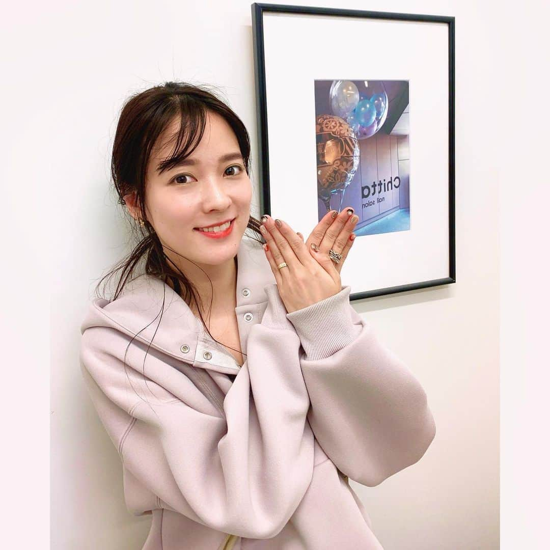 奈津子さんのインスタグラム写真 - (奈津子Instagram)「今年最後の💅チェンジ。年末年始にぴったりなハッピー感のある　#ニュアンスネイル にしもらいました。おかげさまで駆け抜けられそう〜店長の勅使河原さん、いつも有難うございます😊中目黒駅から徒歩3分の　@chitta_nail さんおすすめだよ😊 ・ #家電 #家電好き #家電女優 #奈津子 #ネイル　#冬ネイル #ネイルデザイン」12月4日 19時12分 - natsuko_kaden