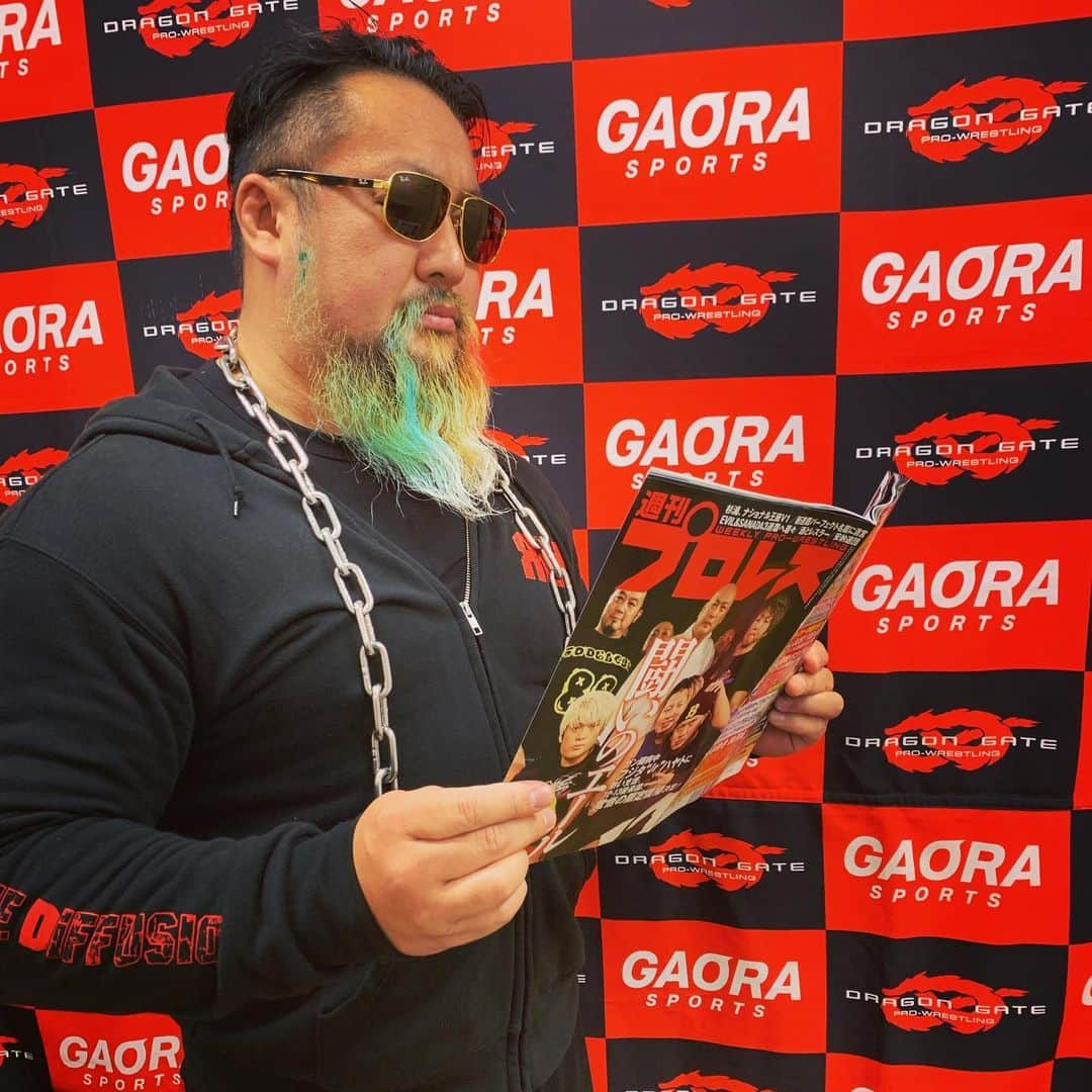 吉田隆司さんのインスタグラム写真 - (吉田隆司Instagram)「週刊プロレス… #dragongate #prowrestling #prowrestler #週刊プロレス #読書 #雑誌 #weekly #サングラス #パーカー #お洒落さんと繋がりたい」12月4日 19時04分 - yoshidatakashidg