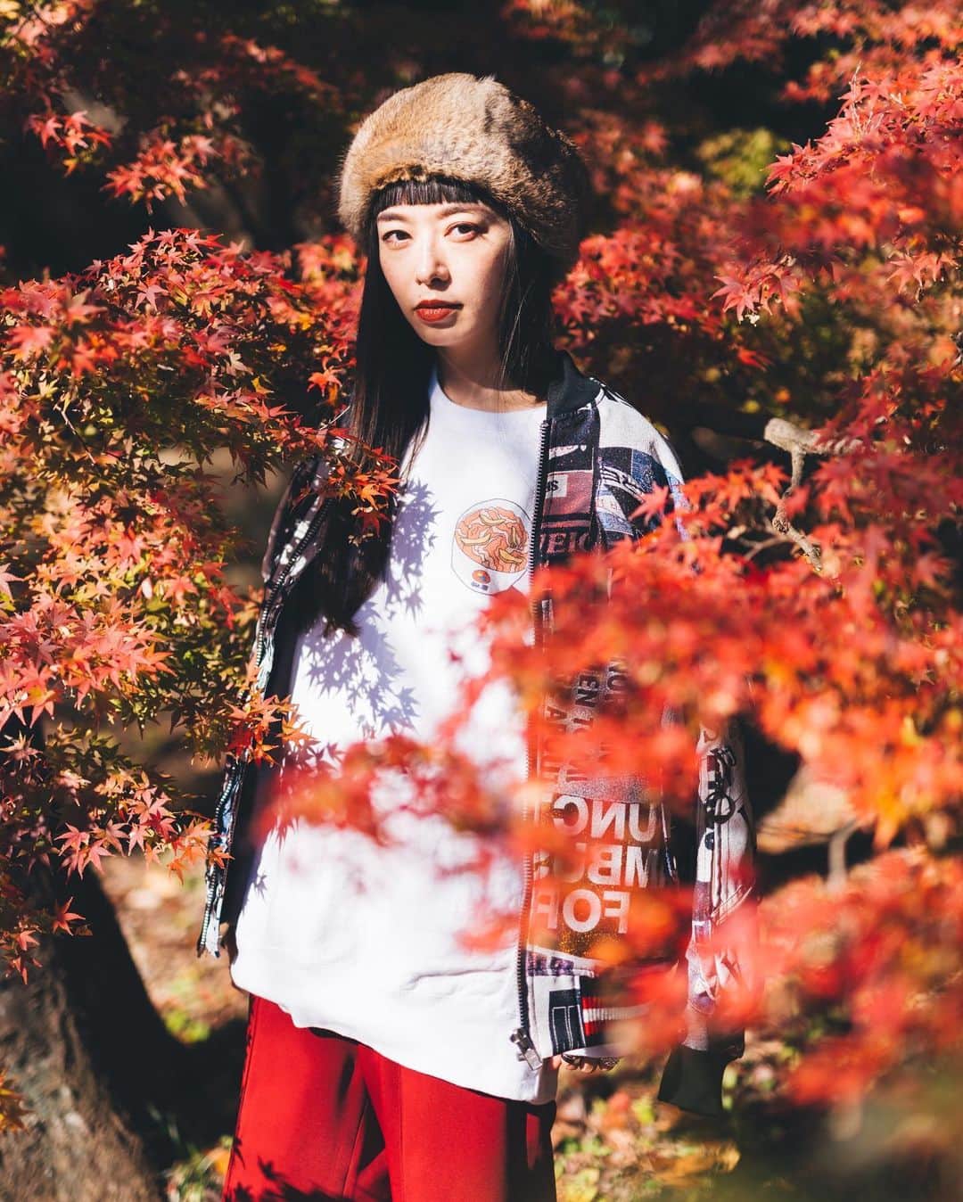 市川渚さんのインスタグラム写真 - (市川渚Instagram)「🍁🍁🍁 ﻿ ﻿ ﻿ ﻿ ユニークなポストで最近話題になっている松屋 @matsuya_foods のインスタに登場させていただいてます🤣 紅葉真っ盛りということで、松屋スウェットを赤をポイントにセルフスタイリングしてみました🔥 ﻿ フォトグラファーは @eeeeeeno くん！クールに撮っていただいて嬉しい。どやっ。﻿ ﻿ ﻿ ﻿ #松屋#Matsuya#牛めし#PR#紅葉#autumnleaves#紅葉#🍁﻿」12月4日 19時07分 - nagiko