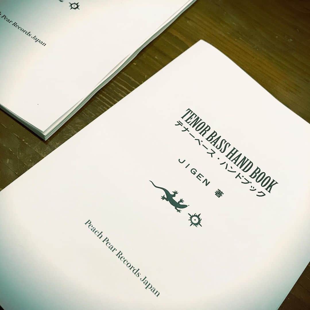 JIGEN のインスタグラム：「「テナーベース・ハンドブック／JIGEN 著」参考譜例も原稿も全部書き上げて必要な写真も全部撮った！という訳で仮印刷が出来上がり、これから怒涛の校正☆とは言え、こんなマニアックな本をすぐ理解できるのは、長年ベース教室に通ってる一番弟子くらいなので、弟子に協力してもらって校正します。」