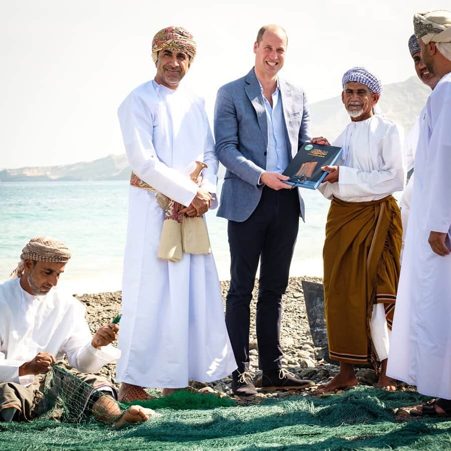 ウィリアム（ケンブリッジ公）さんのインスタグラム写真 - (ウィリアム（ケンブリッジ公）Instagram)「Joining local fishermen 🎣 on the traditional fishing skiffs on the beach in Oman, The Duke of Cambridge heard about how they fish, the challenges to sustainability, and actions being taken to conserve Oman’s marine environment.  At the Marine Science Centre The Duke also met Omani scientists collaborating with @cefasgovuk, to learn more about how the UK is supporting Oman aquaculture and fisheries to become more sustainable, particularly in the face of climate change.  #RoyalVisitOman」12月4日 19時16分 - princeandprincessofwales